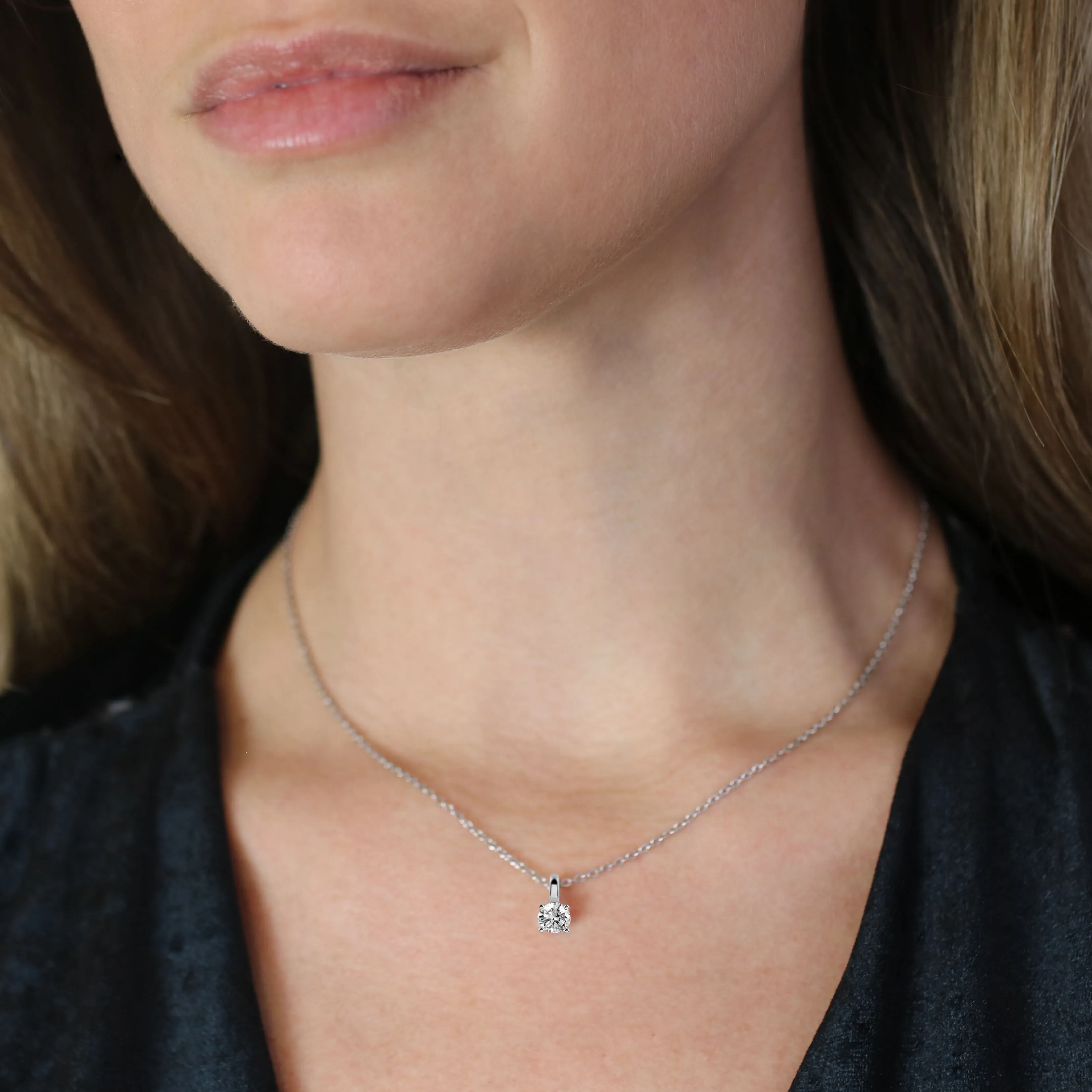 1.00 quilates colgante solitario en oro rojo con diamante redondo y 4 grapas 