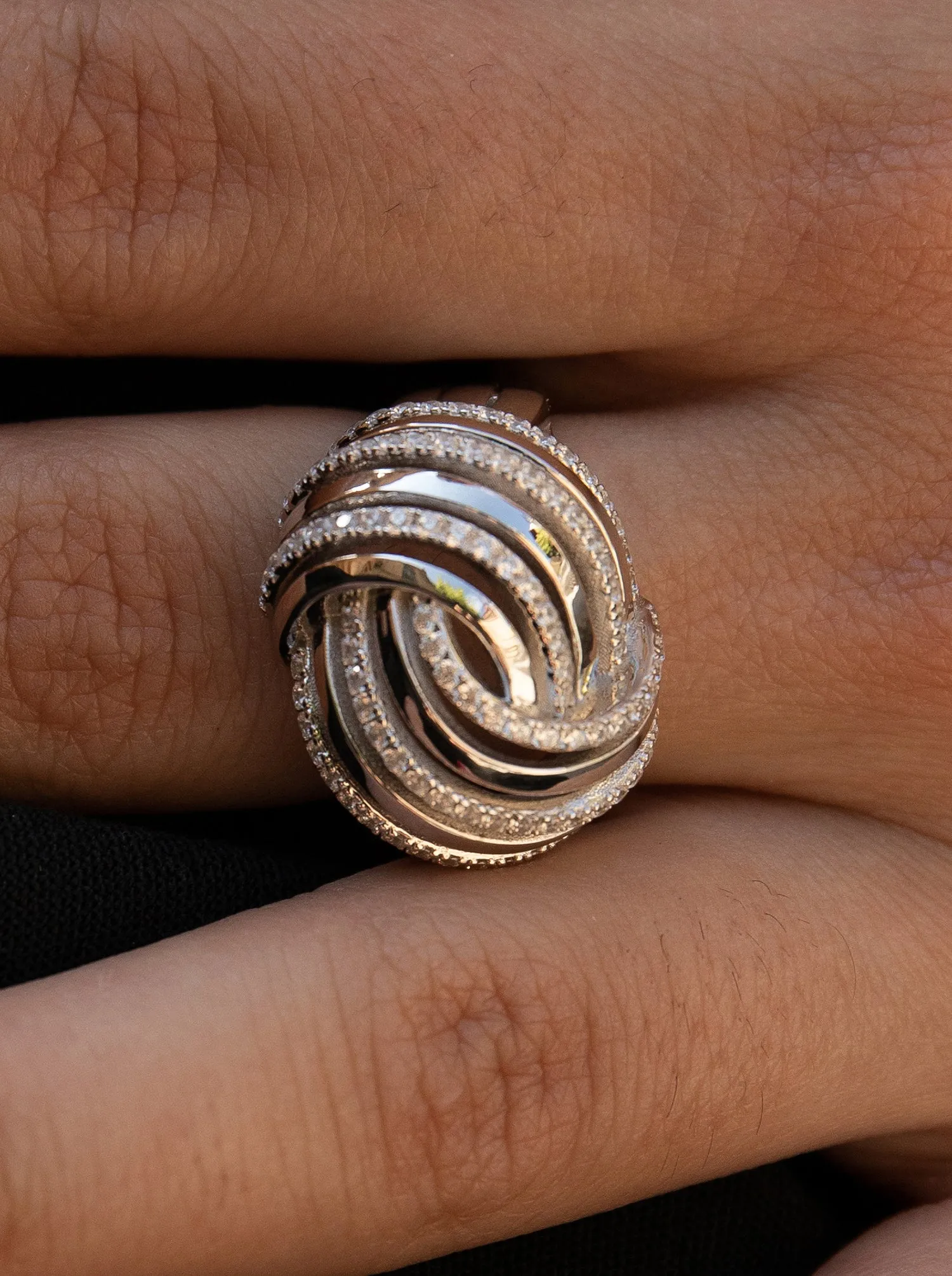 Anillos anchos diseo raíles cruzados con circonitas