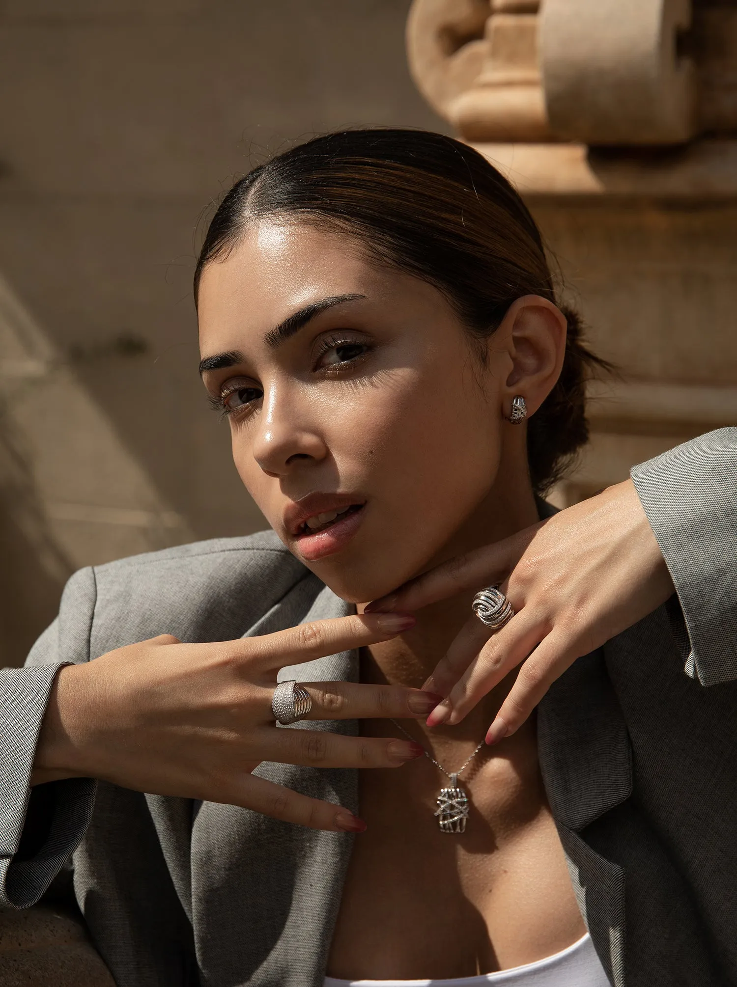 Anillos anchos diseo raíles cruzados con circonitas