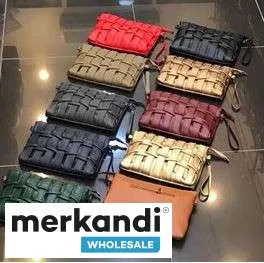Aporta versatilidad a tus pedidos al por mayor con bolsos de mujer en diferentes colores y modelos.