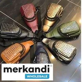 Aporta versatilidad a tus pedidos al por mayor con bolsos de mujer en diferentes colores y modelos.