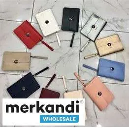 Aporta versatilidad a tus pedidos al por mayor con bolsos de mujer en diferentes colores y modelos.