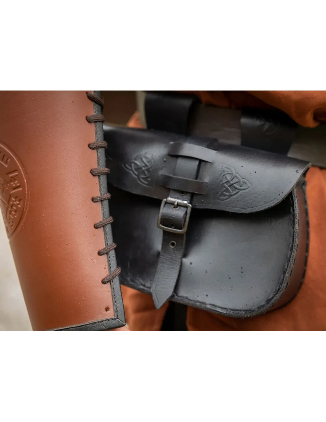 Bolso de cuero negro con diseño celta