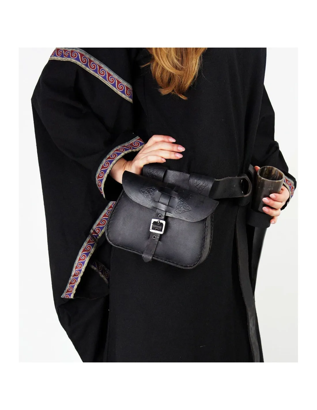 Bolso de cuero negro con diseño celta