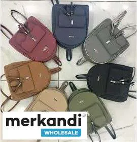 Bolsos de mujer al por mayor, que abarcan una amplia gama de colores y modelos.