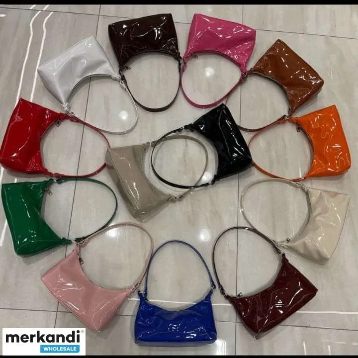 Bolsos de mujer de moda con variantes alternativas de color y estilo para la venta al por mayor.