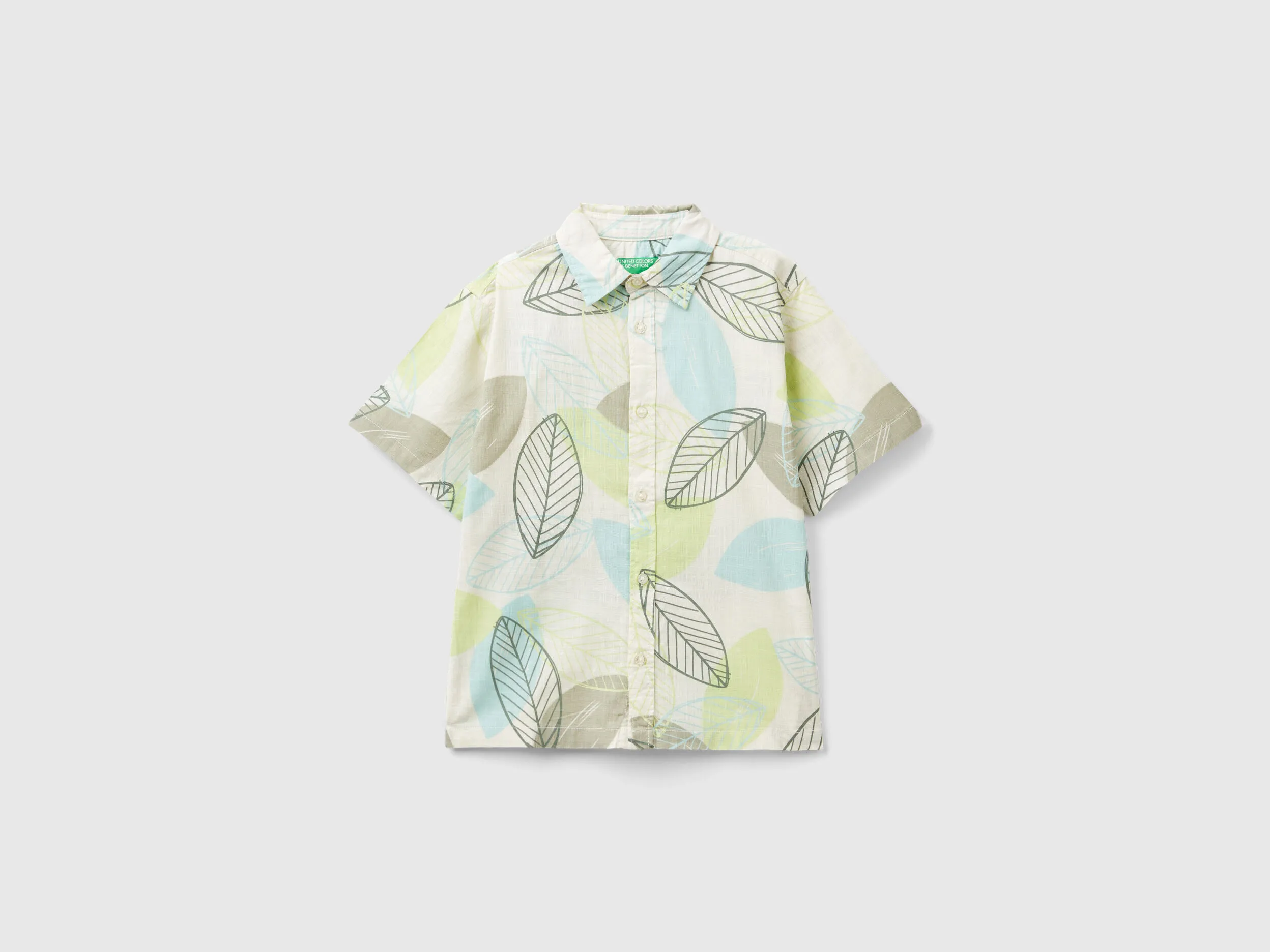 Camisa con estampado de hojas