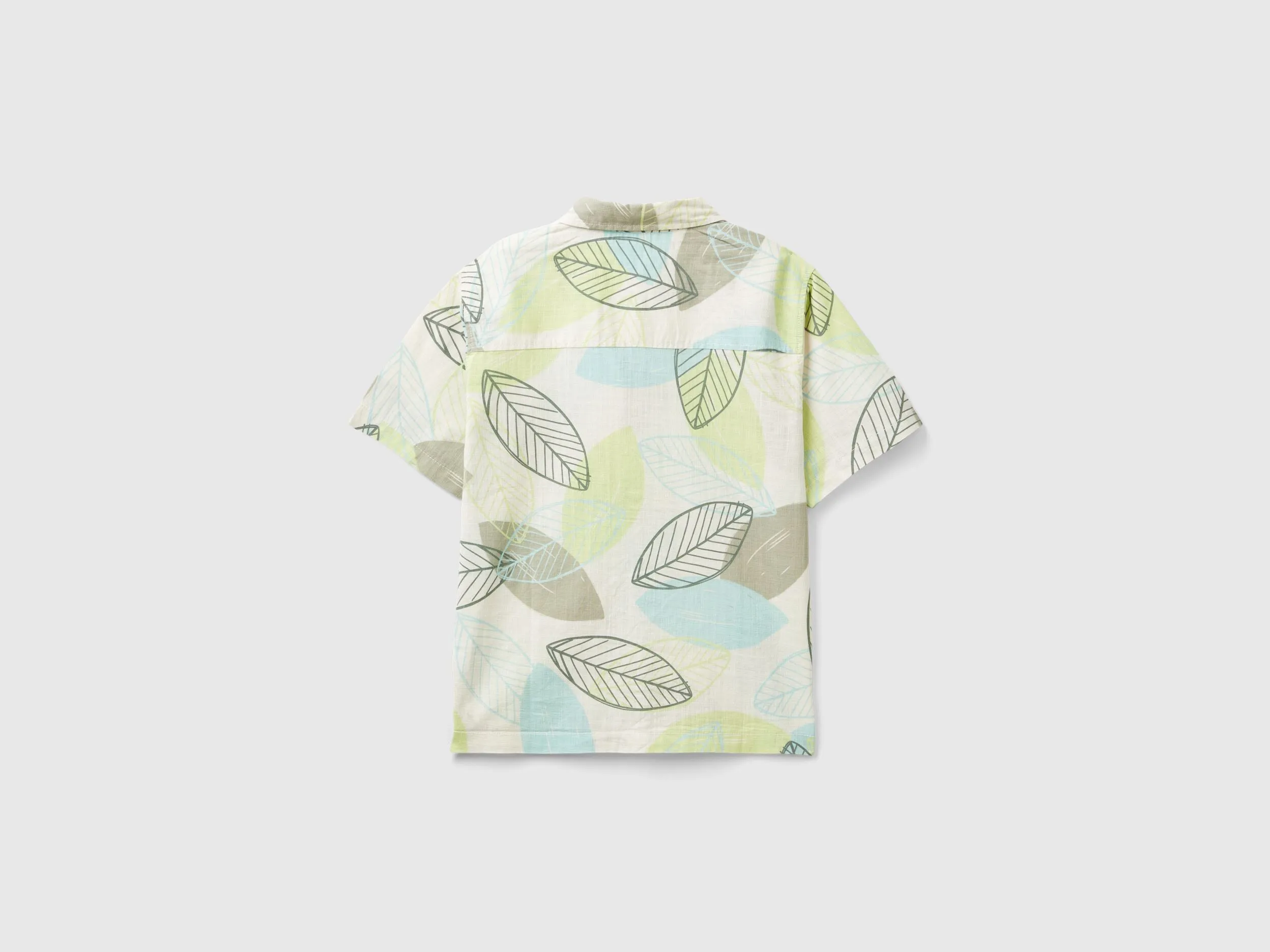Camisa con estampado de hojas