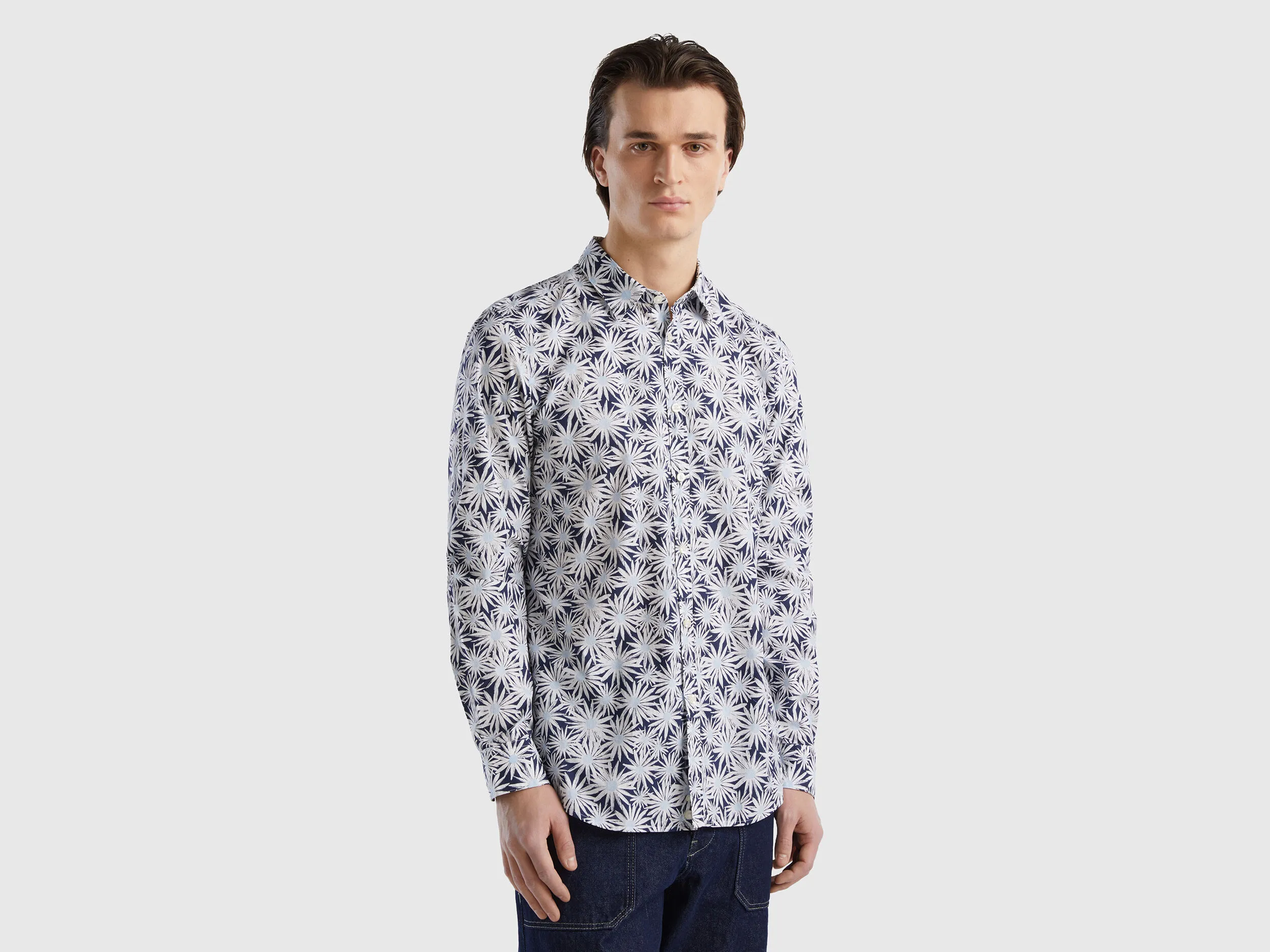 Camisa de flores de corte ceñido