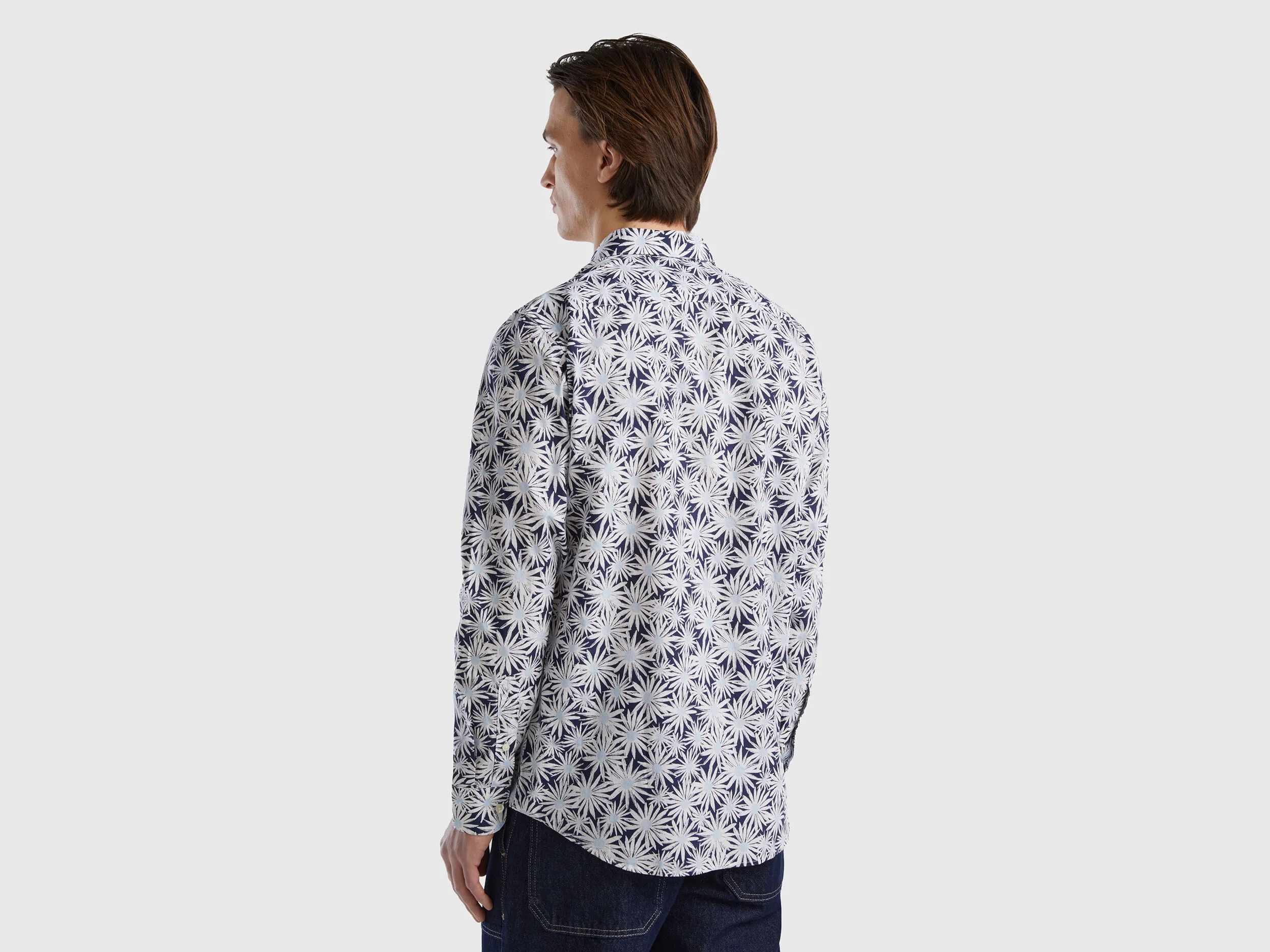 Camisa de flores de corte ceñido