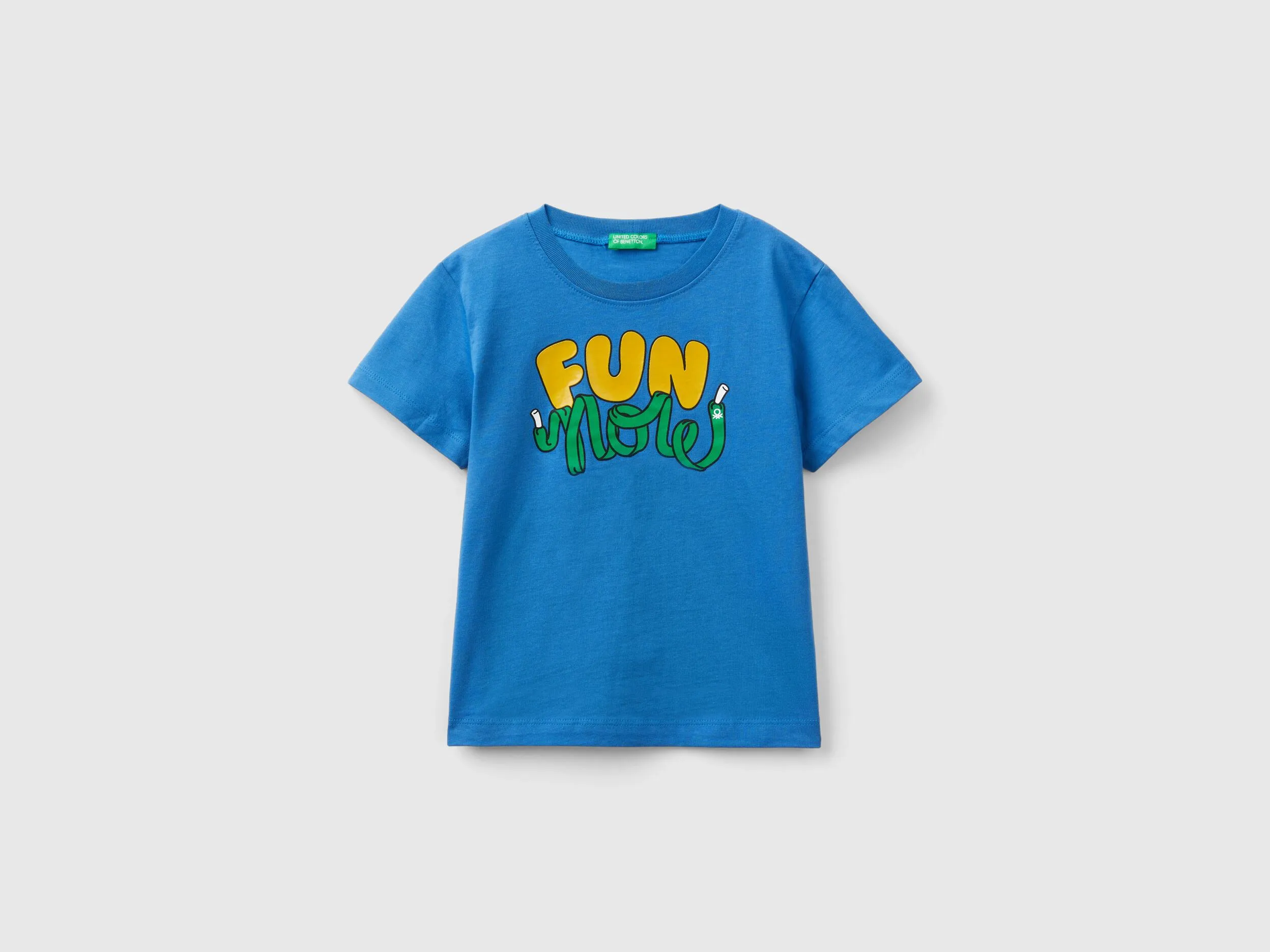 Camiseta con estampado en relieve
