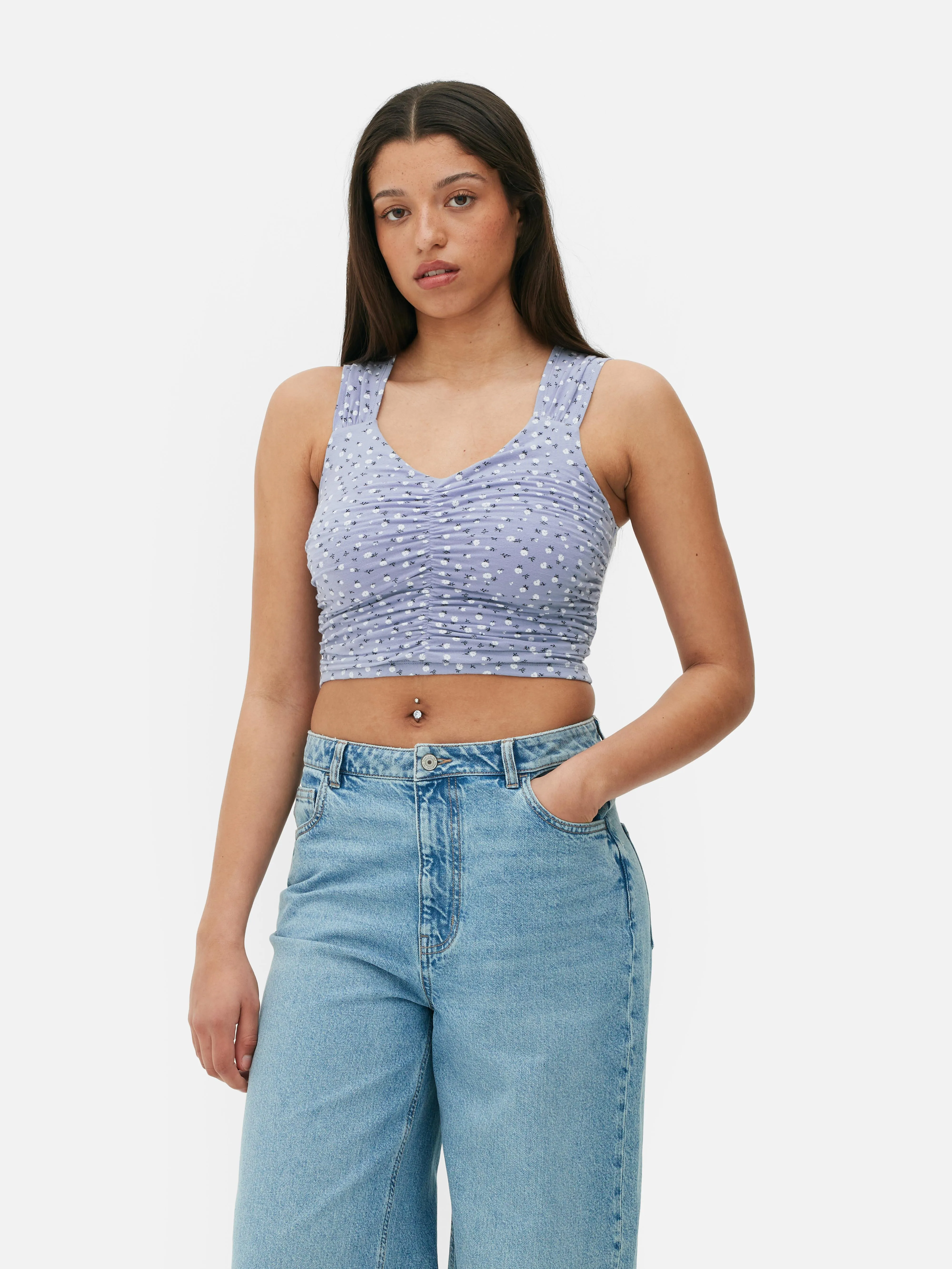 Camiseta corta de tirantes fruncida con flores