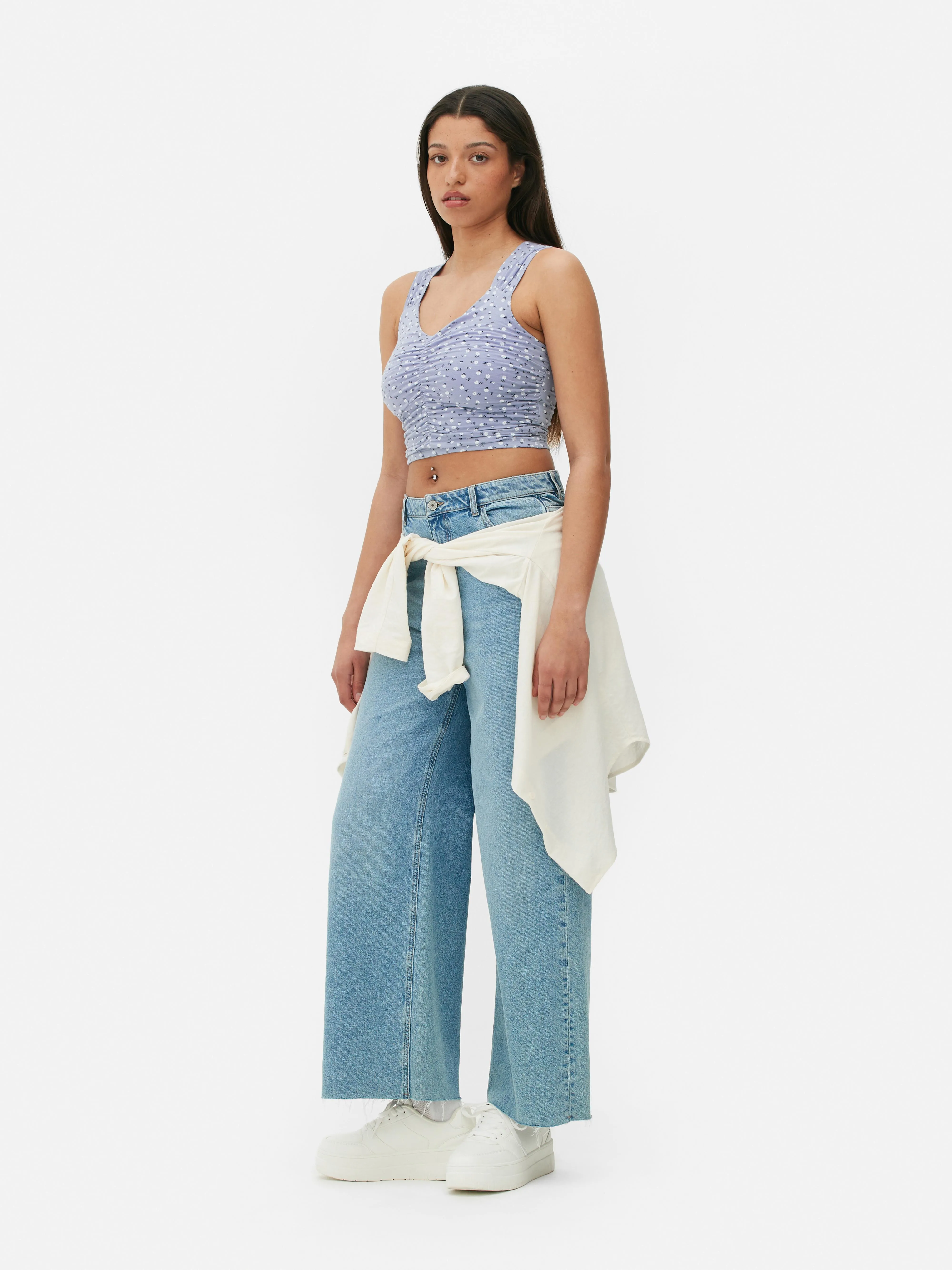 Camiseta corta de tirantes fruncida con flores
