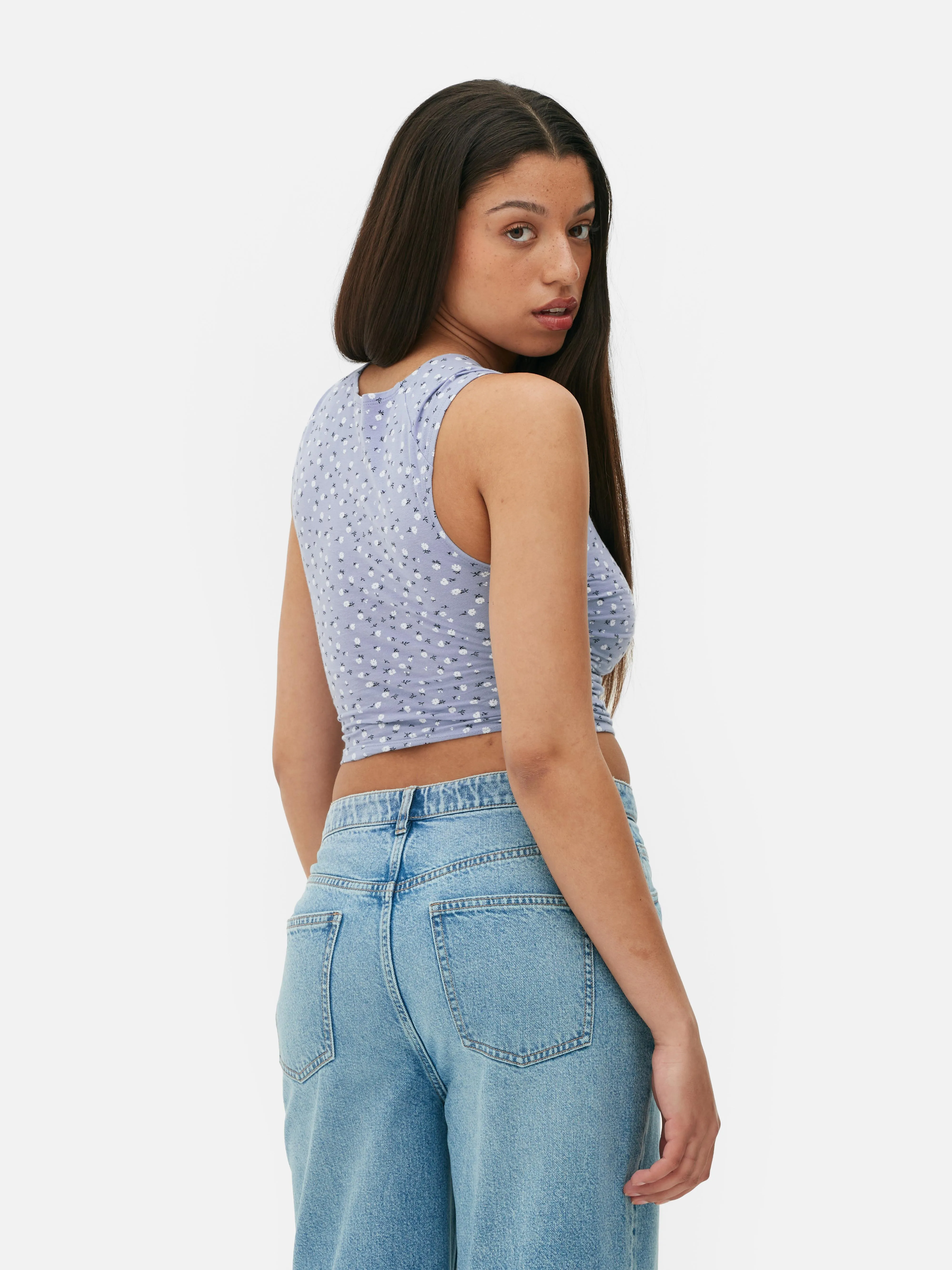 Camiseta corta de tirantes fruncida con flores