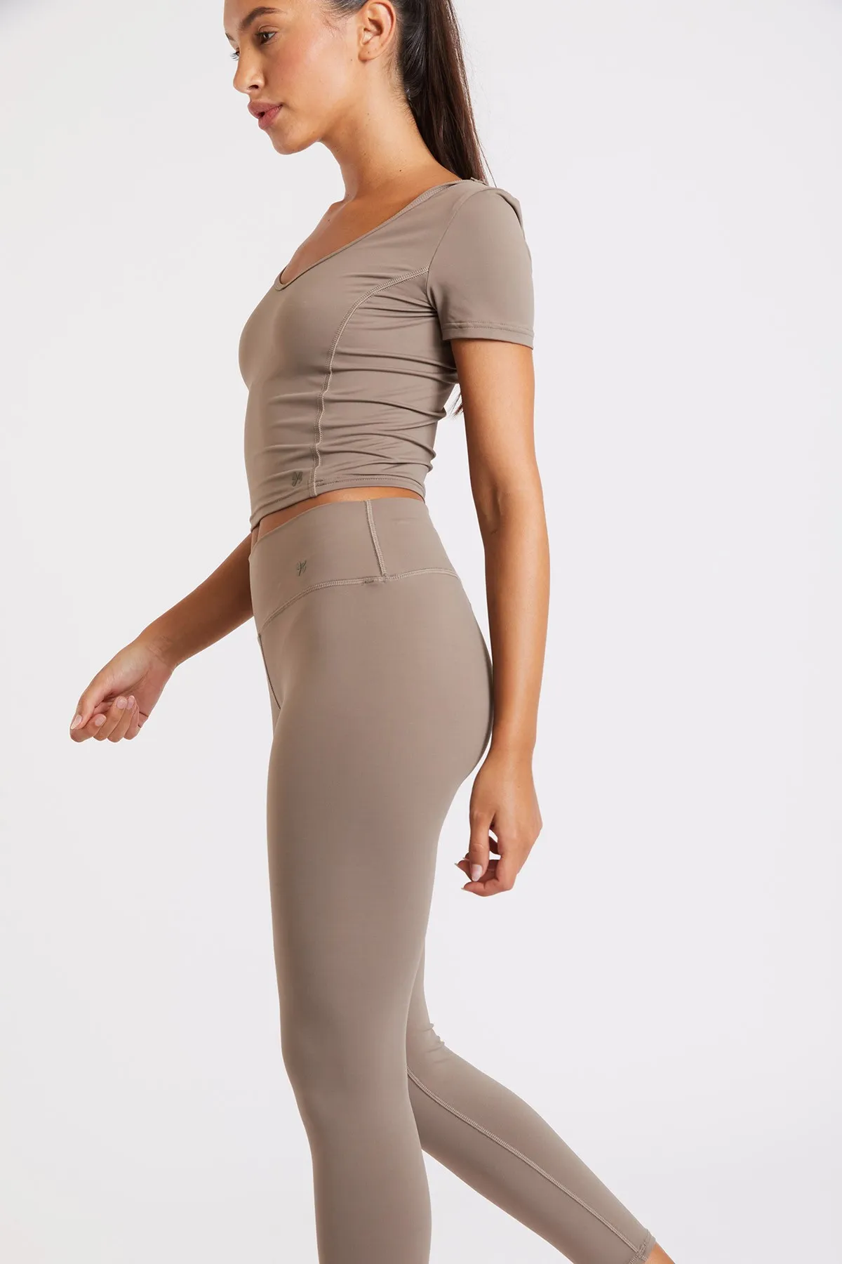 Camiseta deportiva beige mujer Mantra Wellness