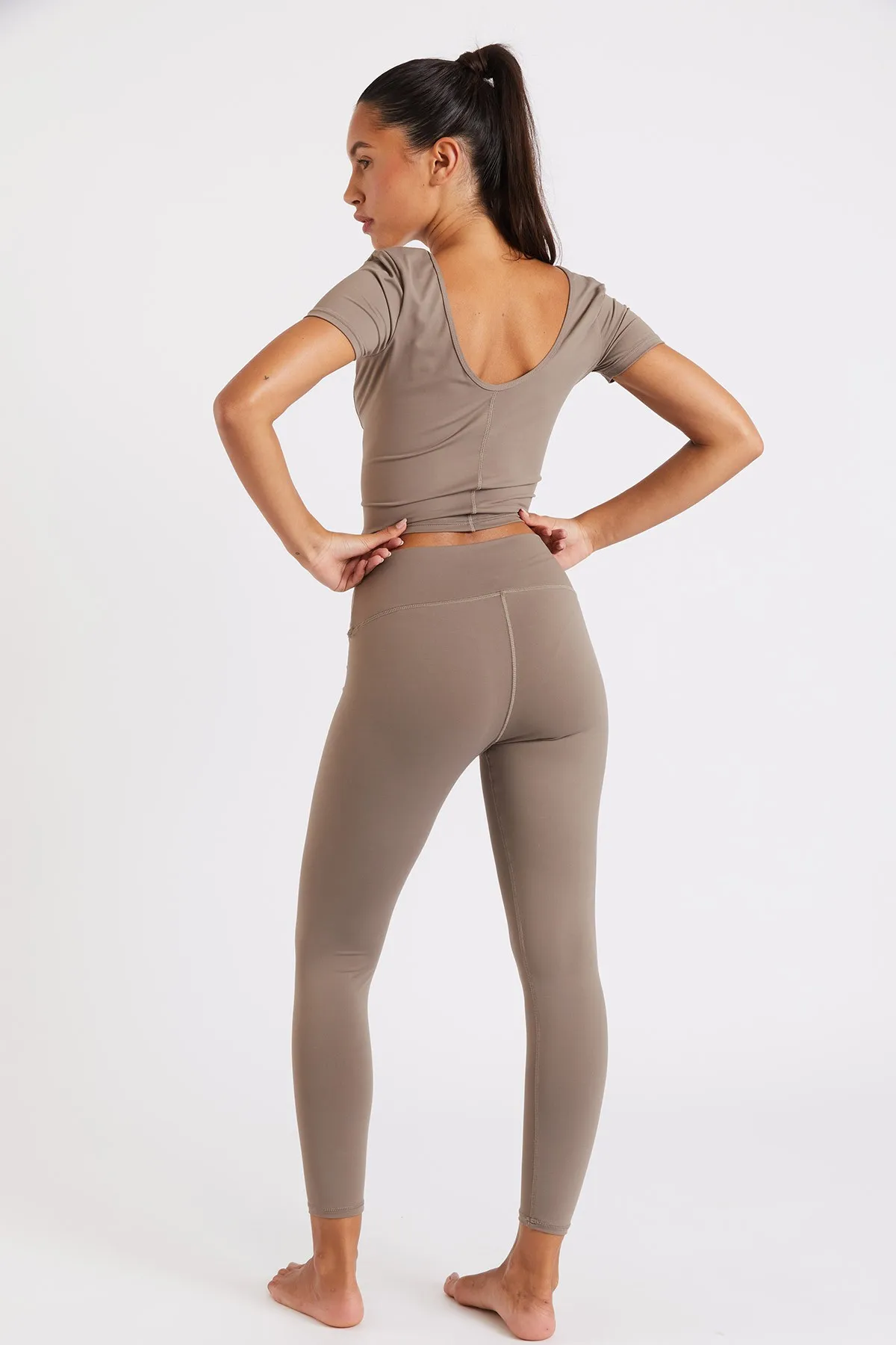 Camiseta deportiva beige mujer Mantra Wellness