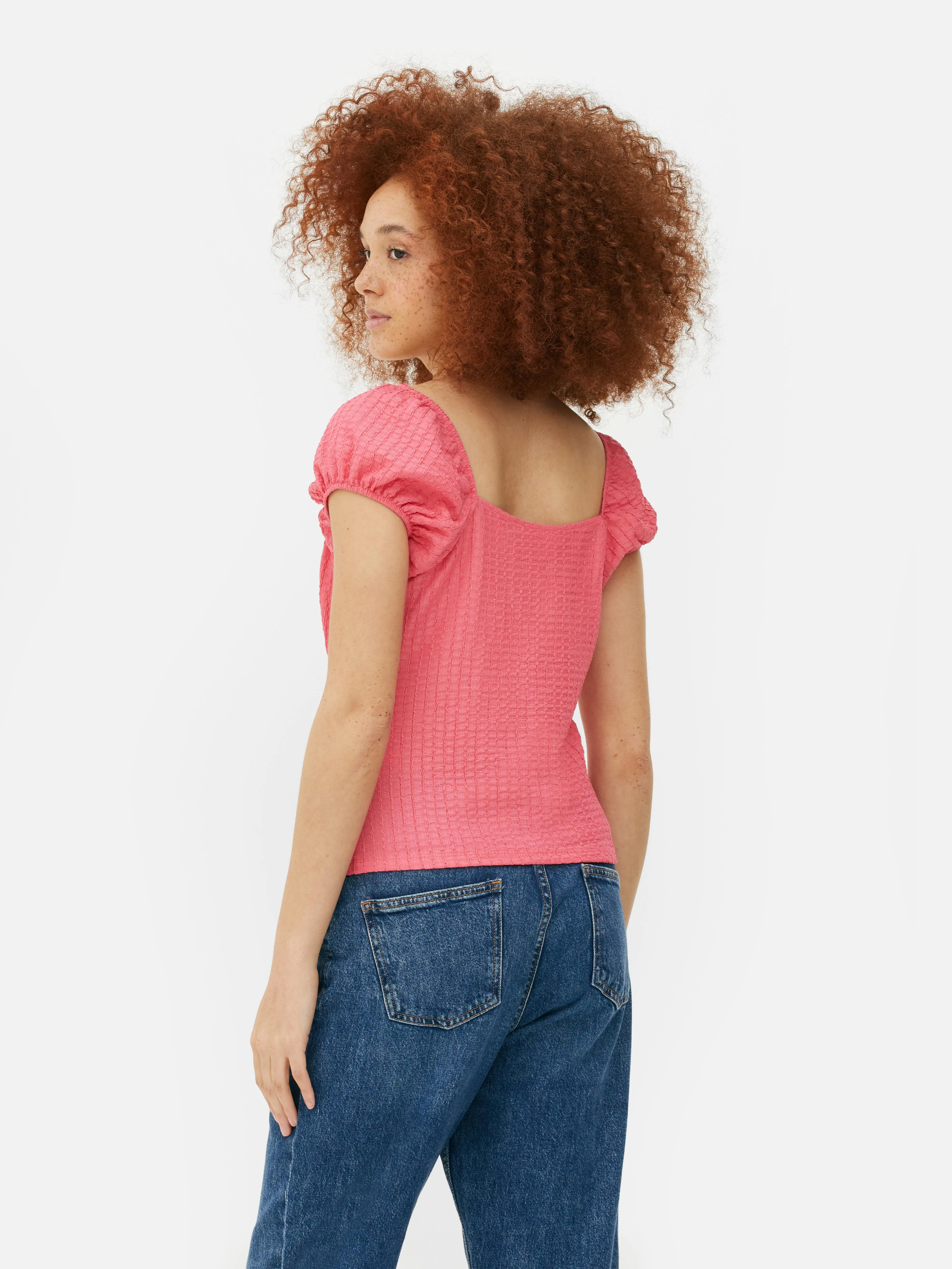 Camiseta escotada con mangas abullonadas