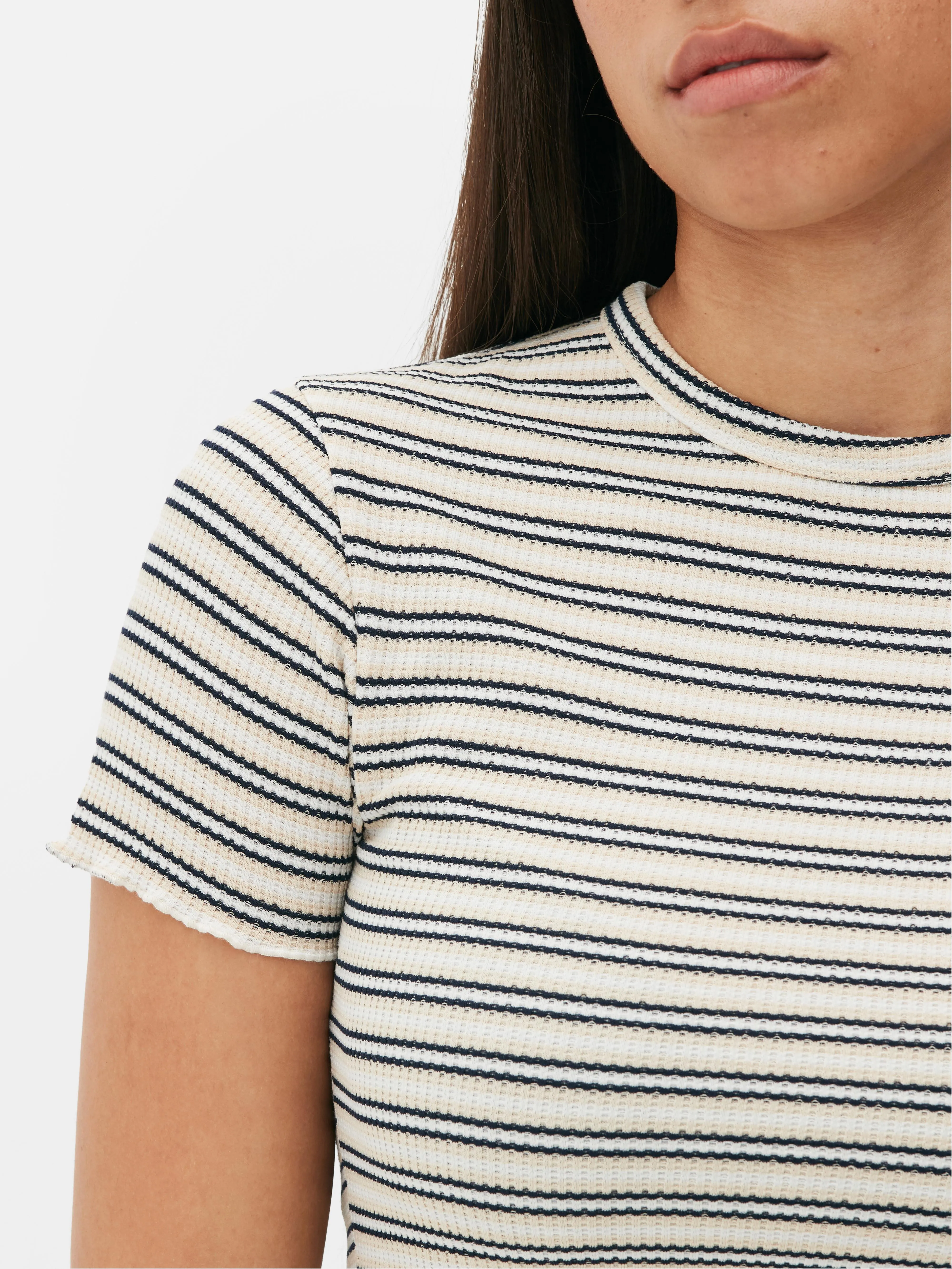 Camiseta texturizada con bajo ondulado