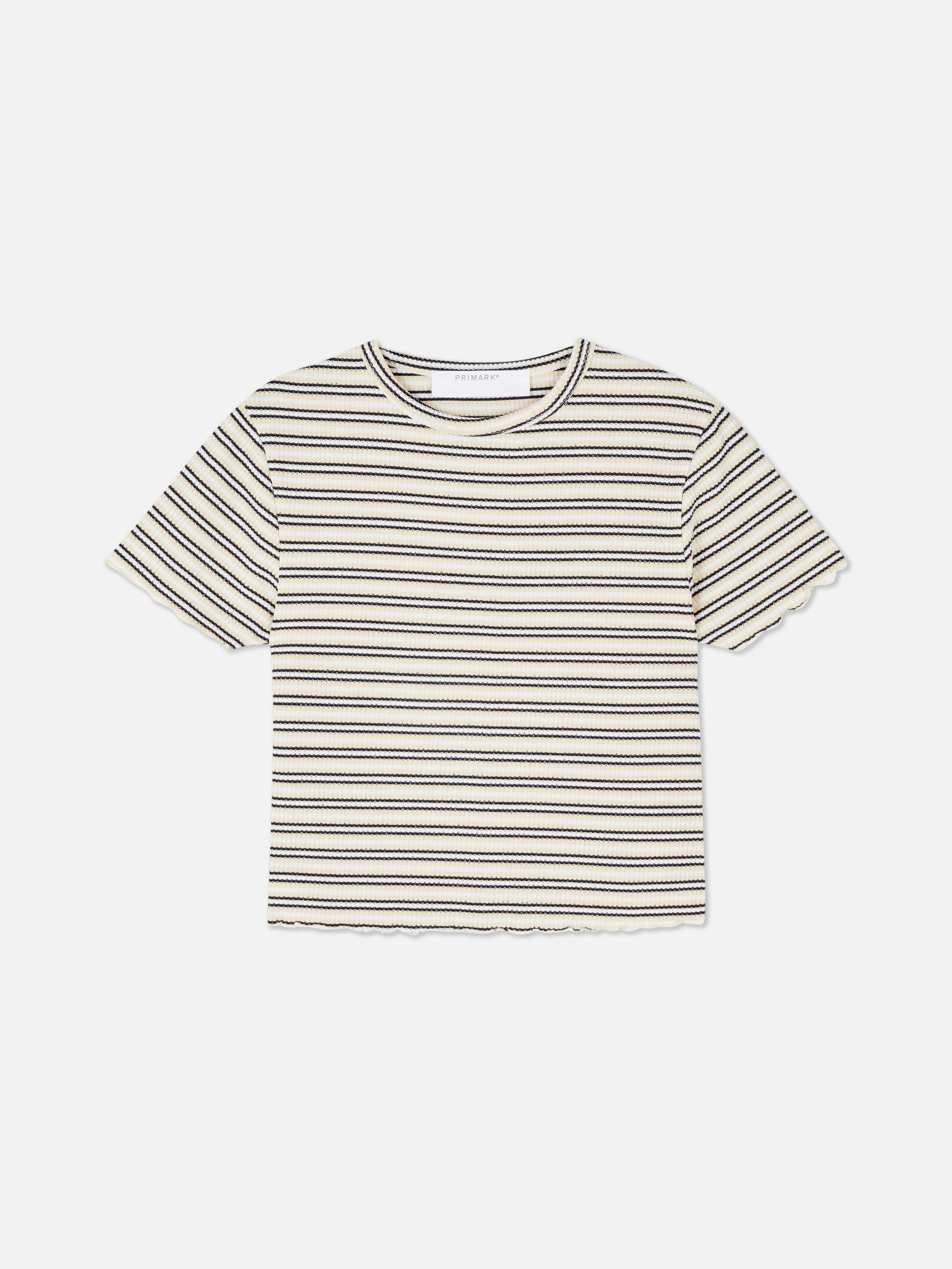 Camiseta texturizada con bajo ondulado