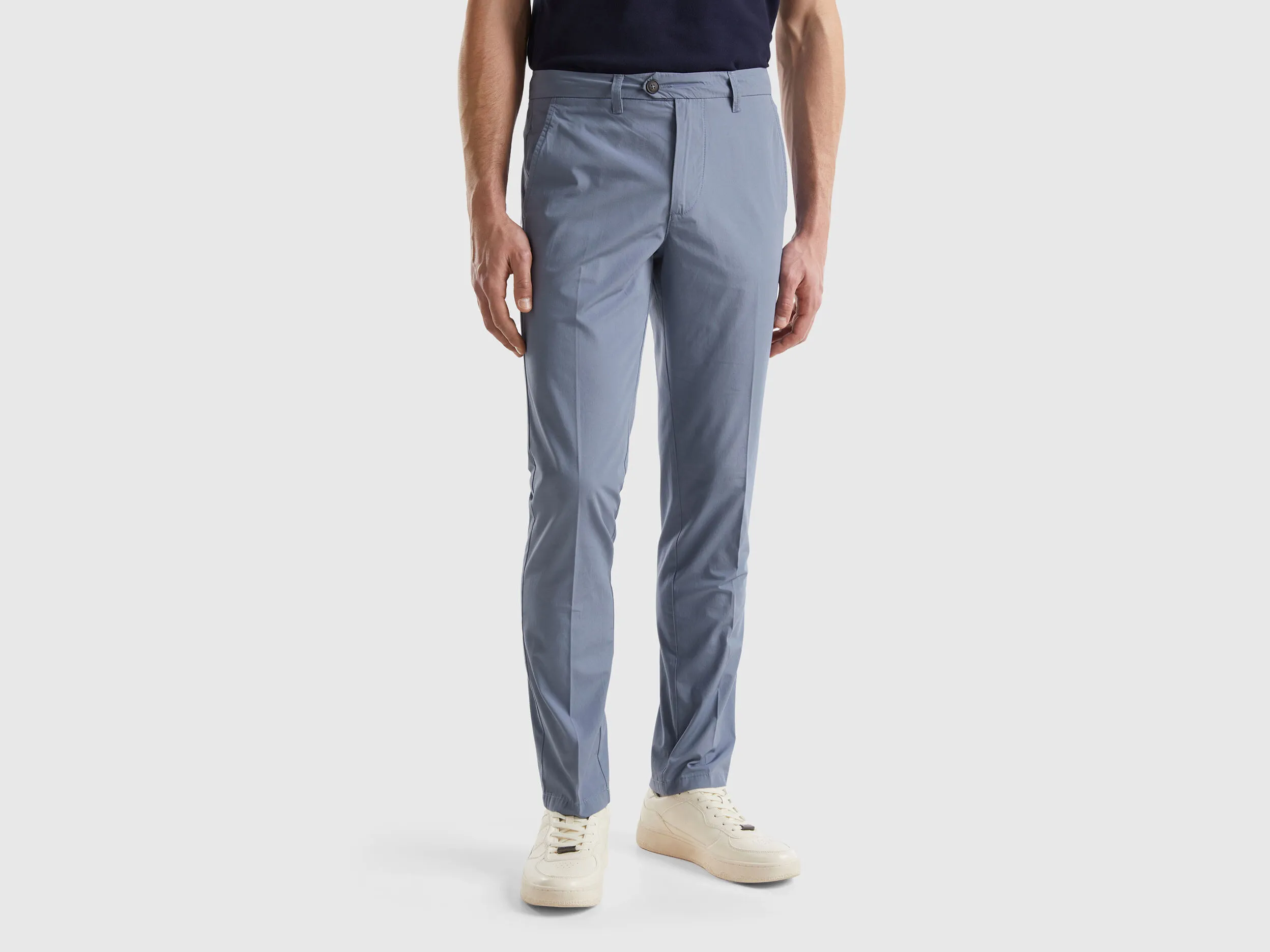 Chinos slim fit de algodón ligero