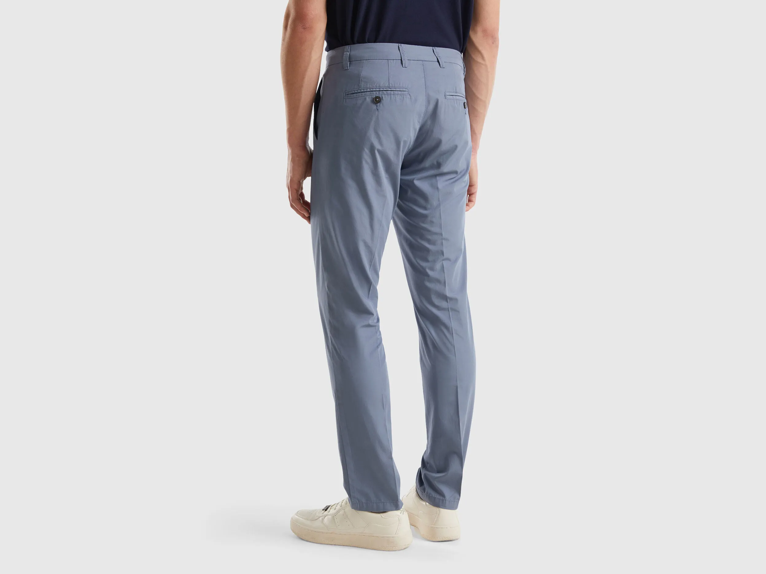 Chinos slim fit de algodón ligero