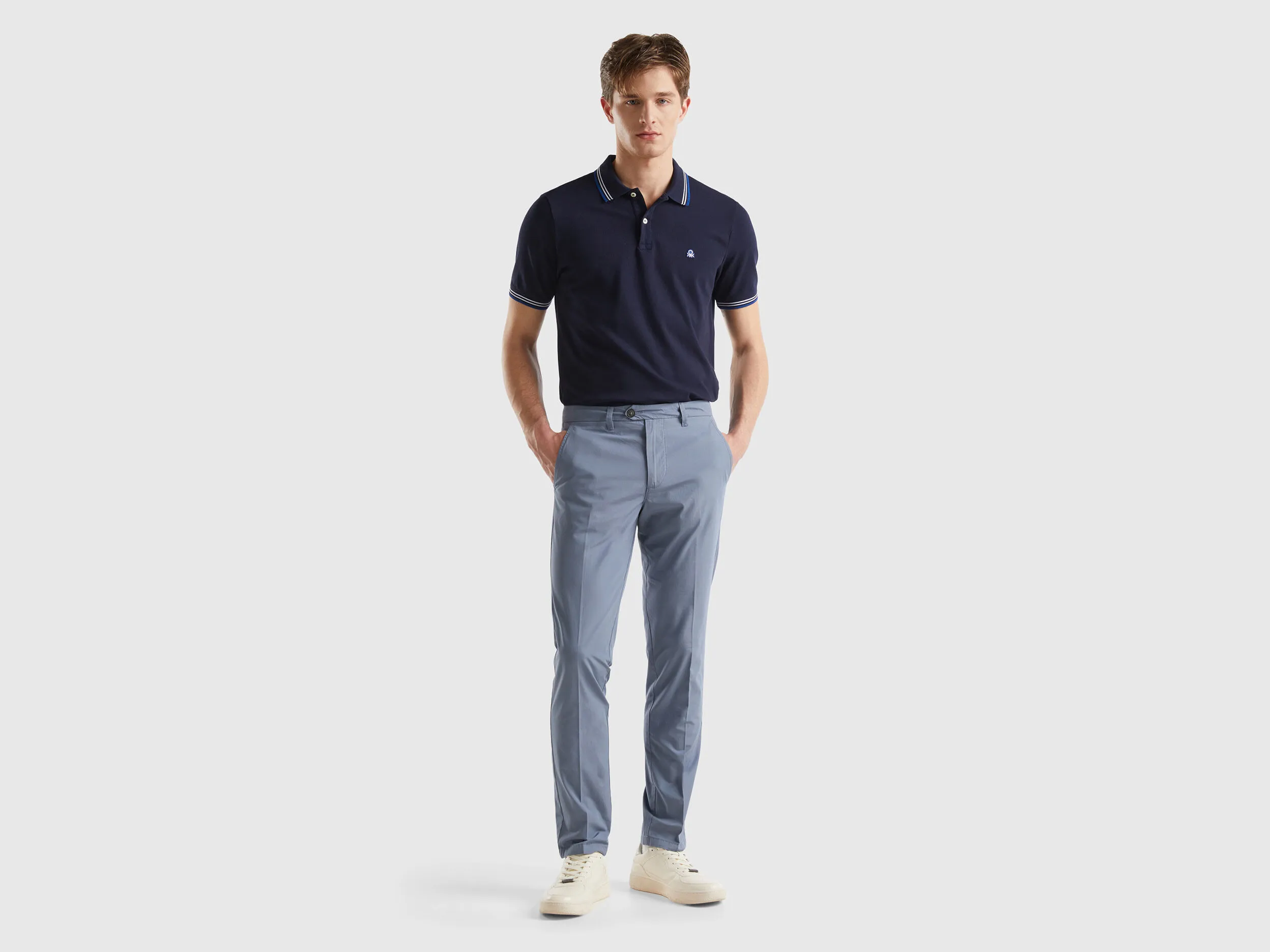 Chinos slim fit de algodón ligero