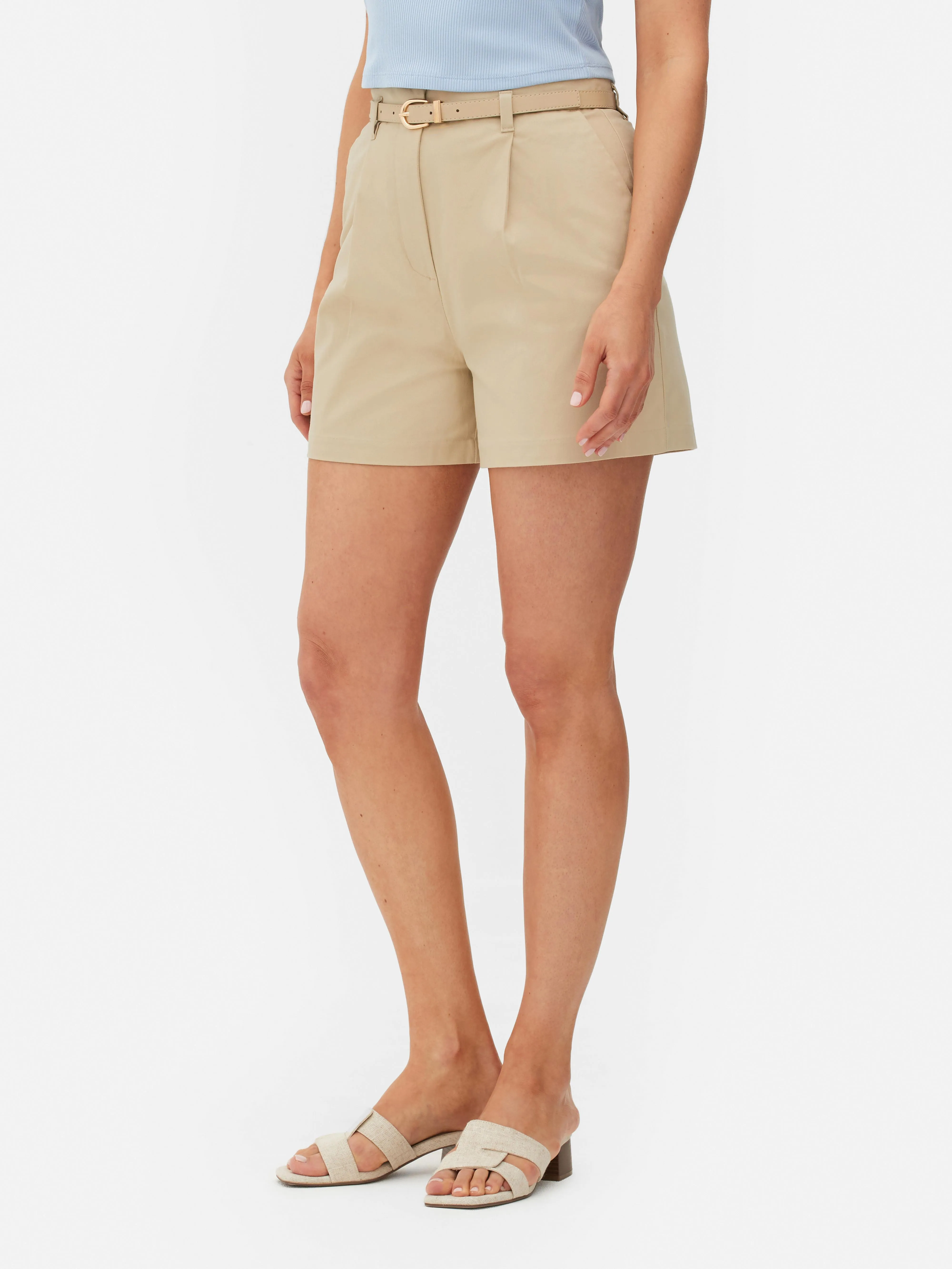 Chinos tipo bermuda con cinturón