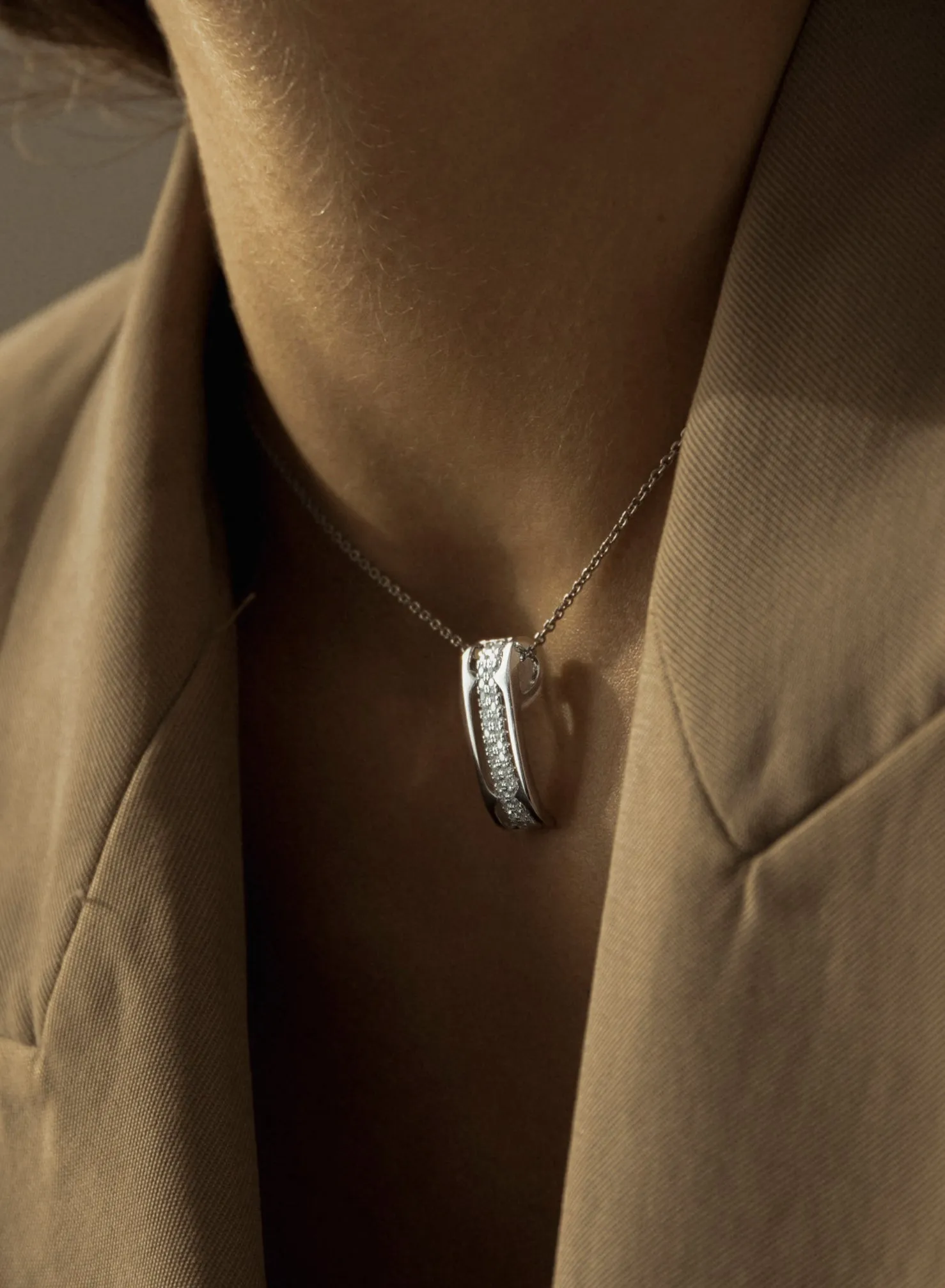 Colgante brillante de plata con dos bandas de circonita
