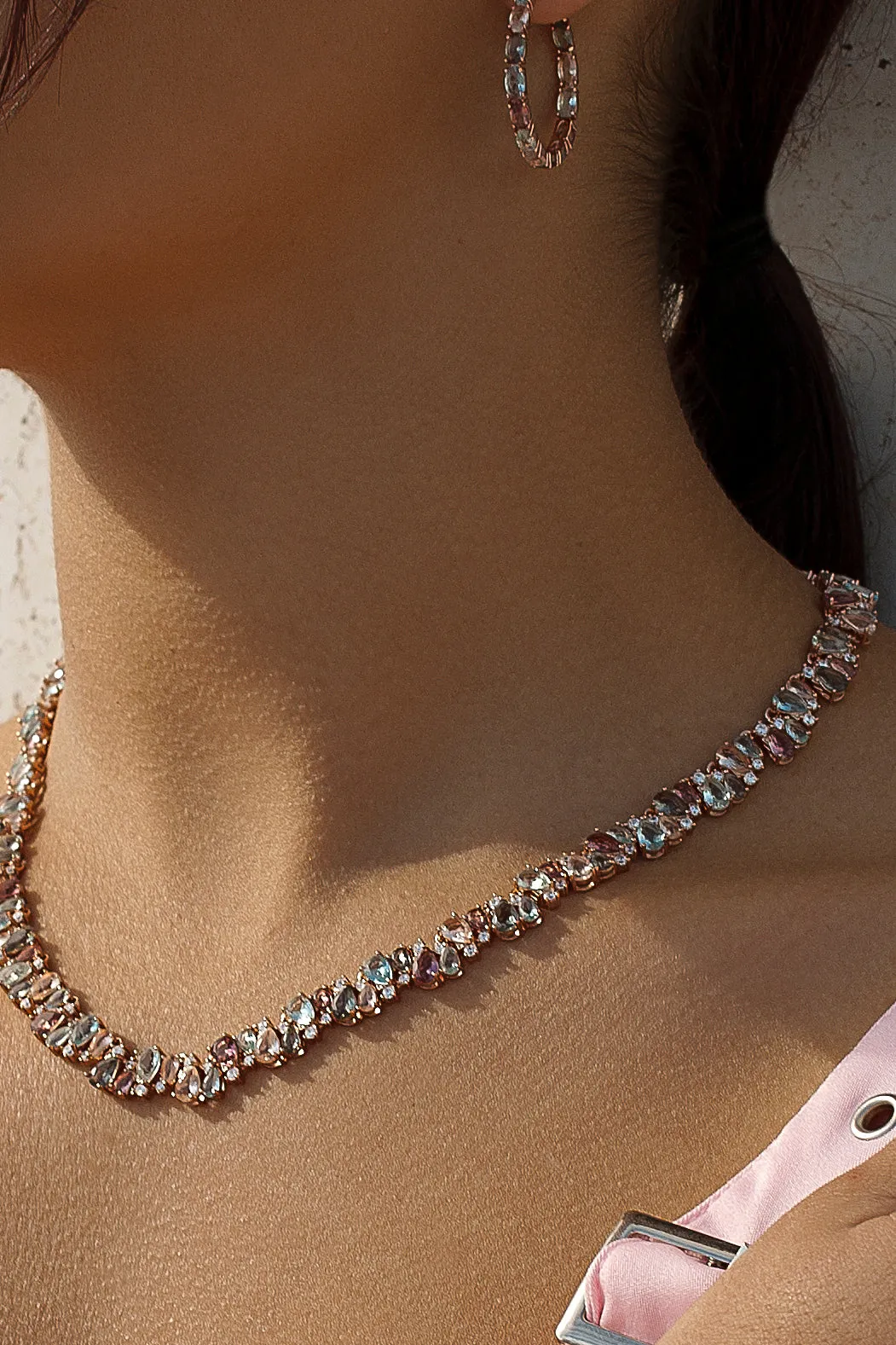 Collares con piedras de colores en tonos cálidos