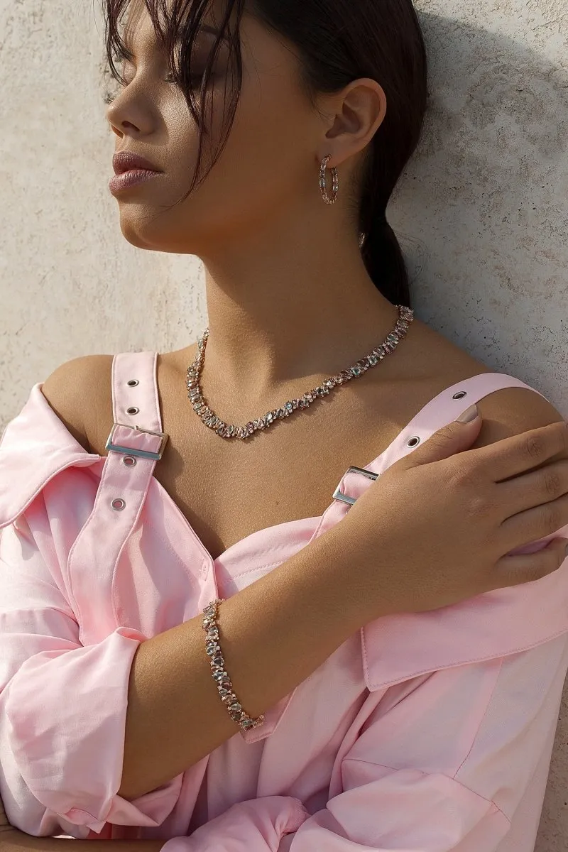 Collares con piedras de colores en tonos cálidos