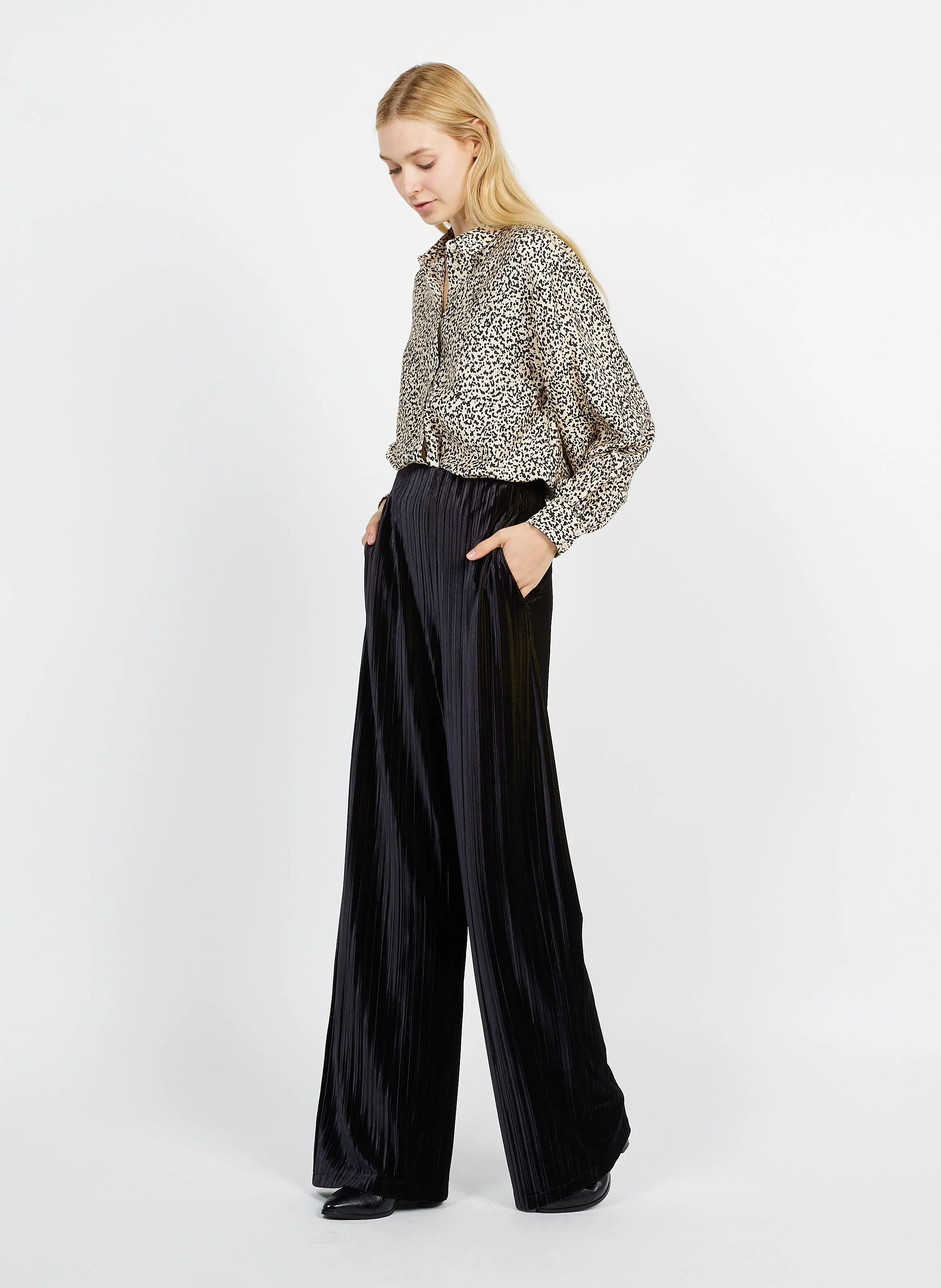 CORRIDA  PANTALóN ANCHO PLISADO EN NEGRO