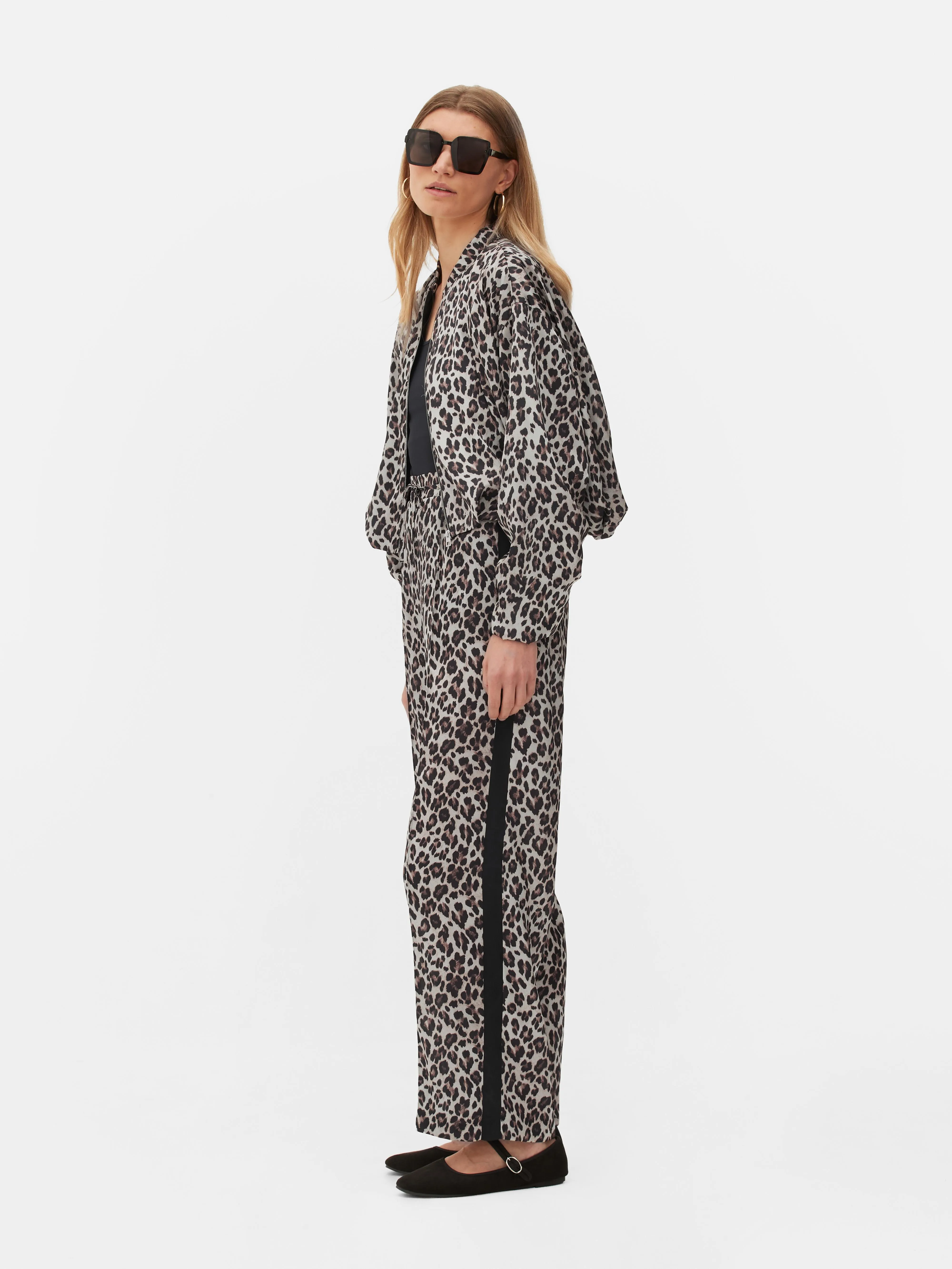 Joggers con estampado de leopardo y bandas laterales