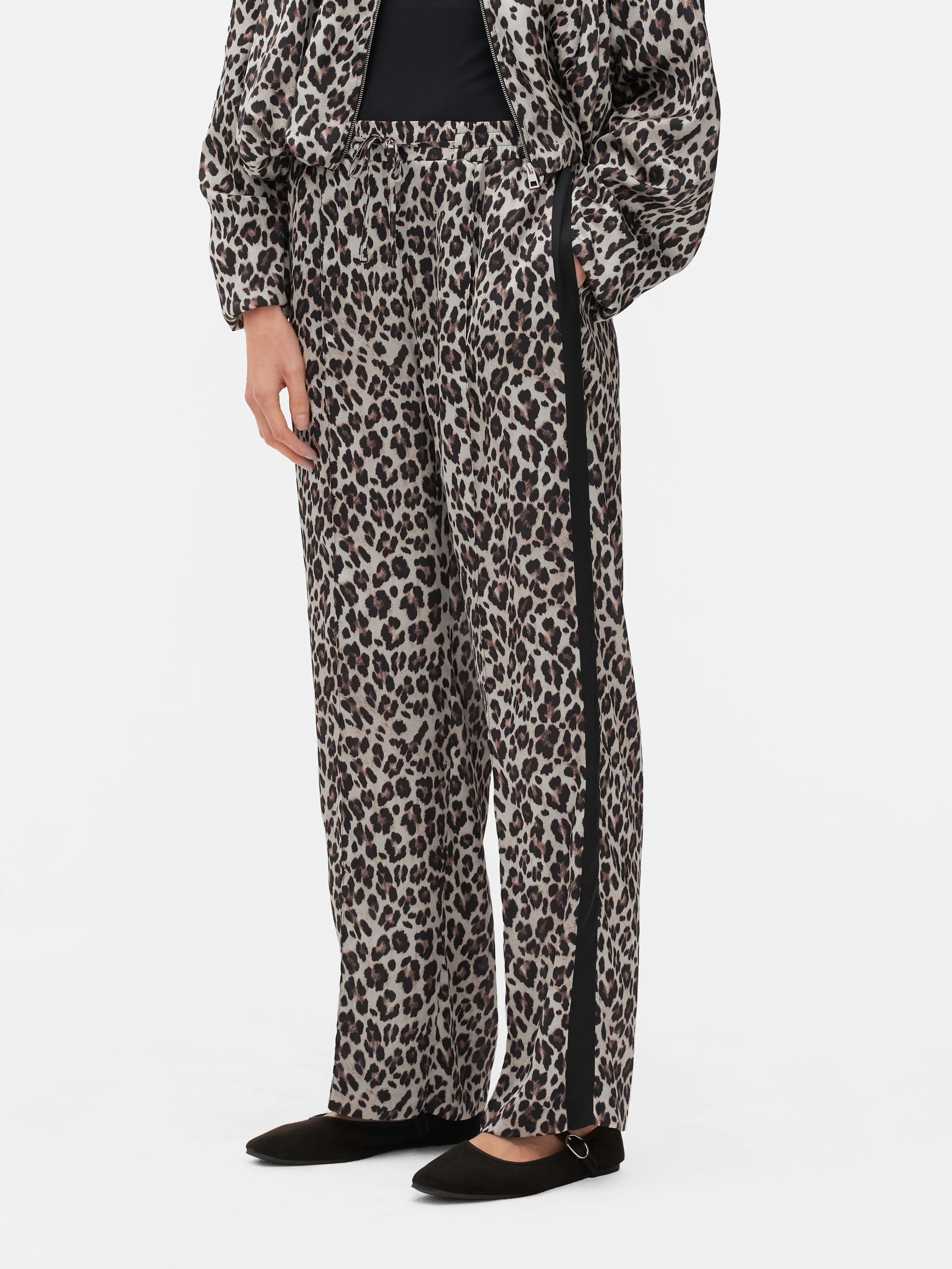 Joggers con estampado de leopardo y bandas laterales