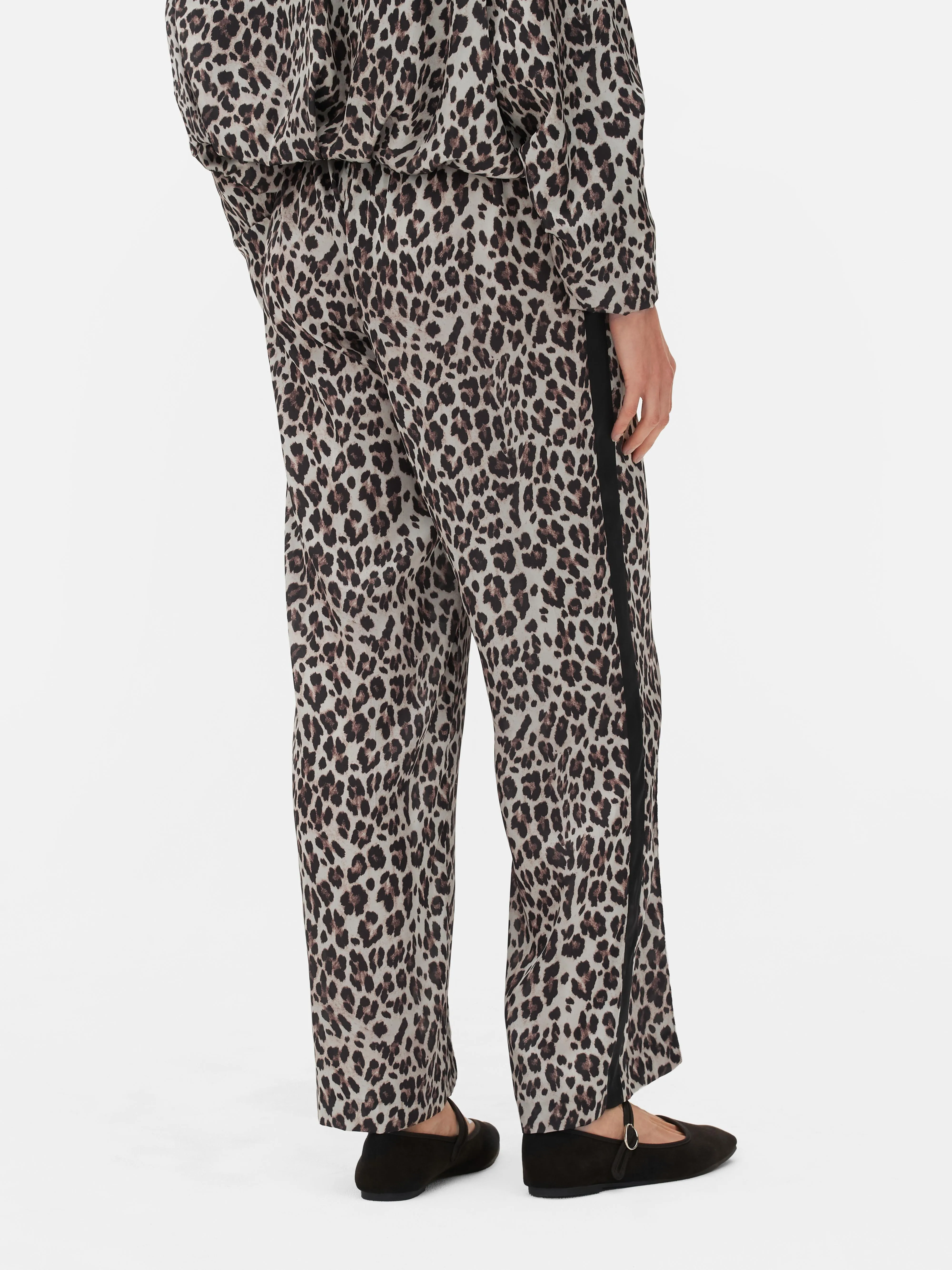 Joggers con estampado de leopardo y bandas laterales