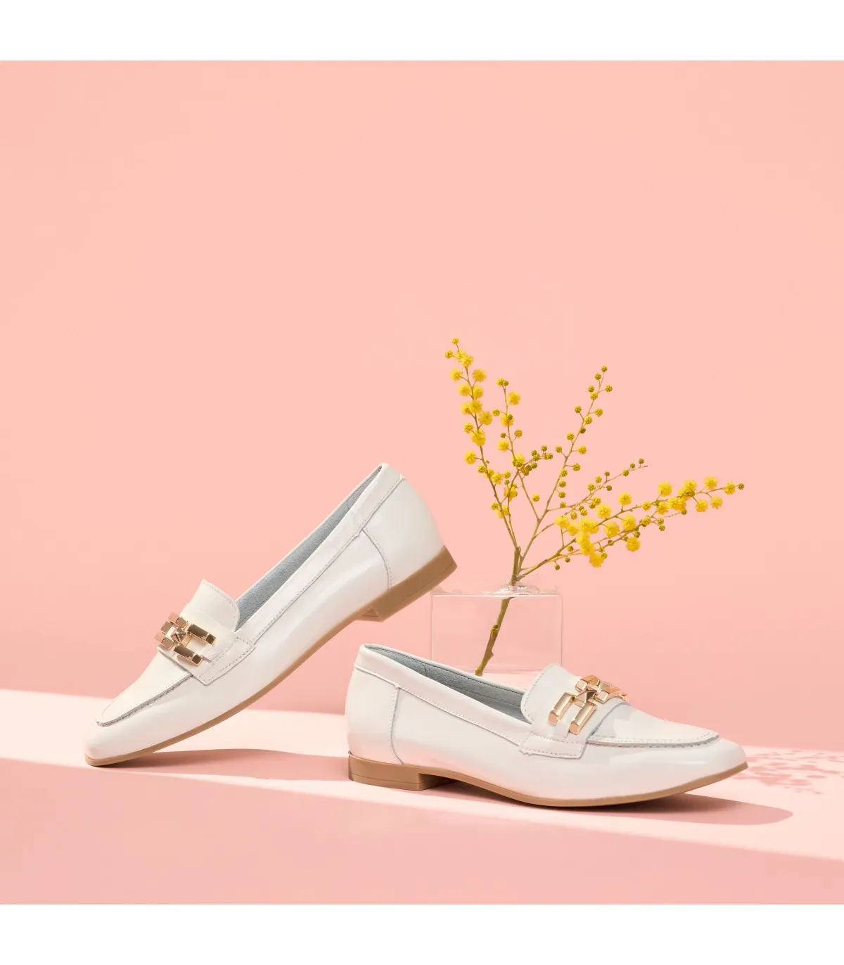 Mocasines de mujer en piel charol con adorno y tacón bajo B