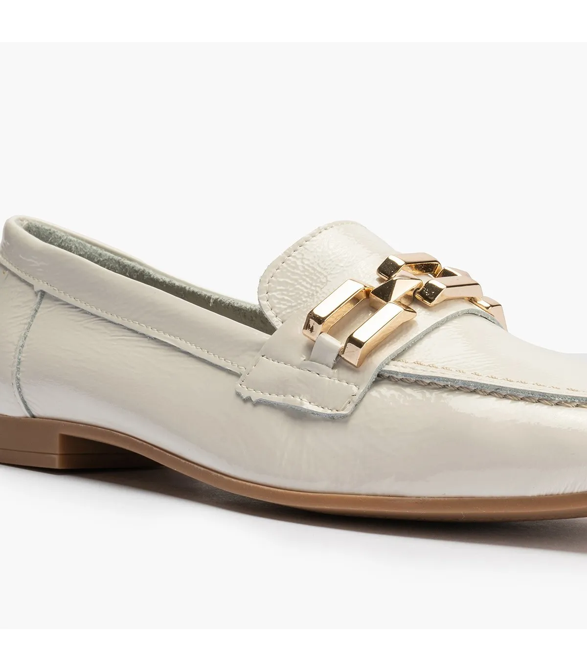 Mocasines de mujer en piel charol con adorno y tacón bajo B