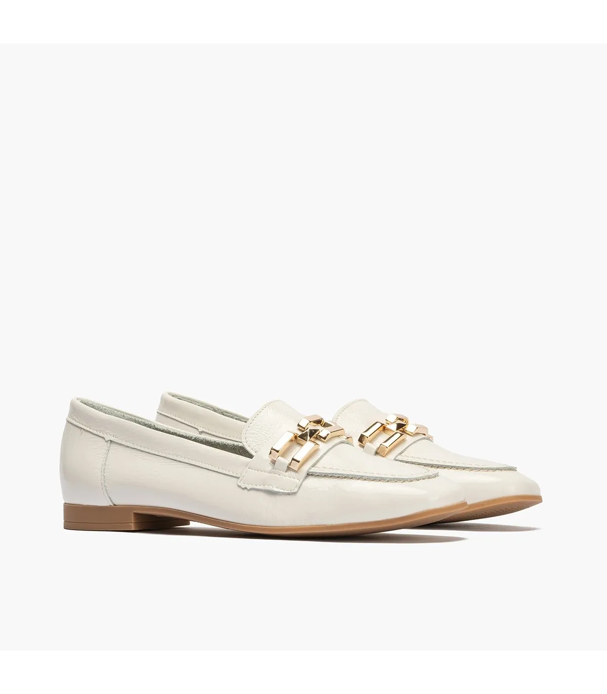 Mocasines de mujer en piel charol con adorno y tacón bajo B
