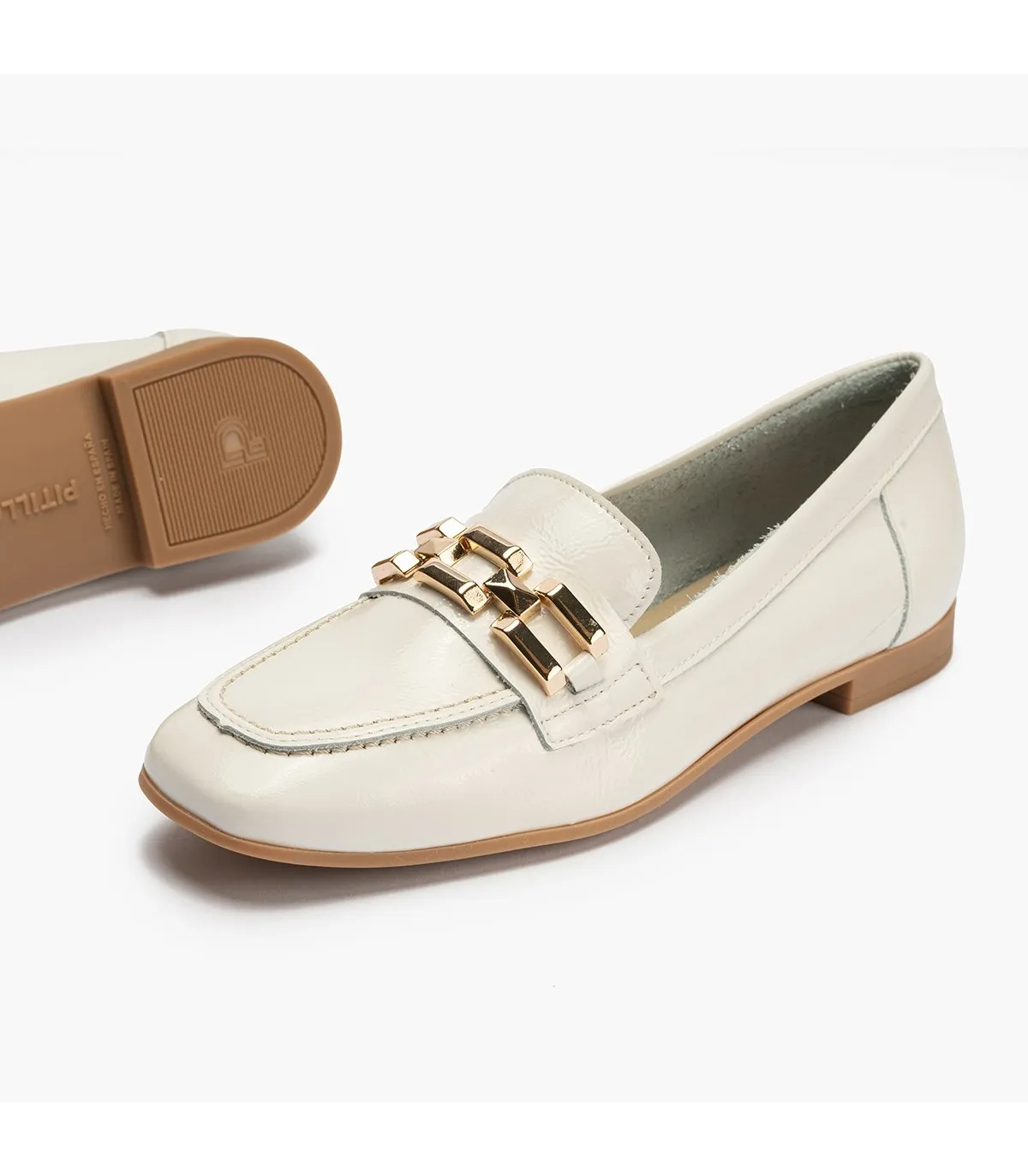 Mocasines de mujer en piel charol con adorno y tacón bajo B