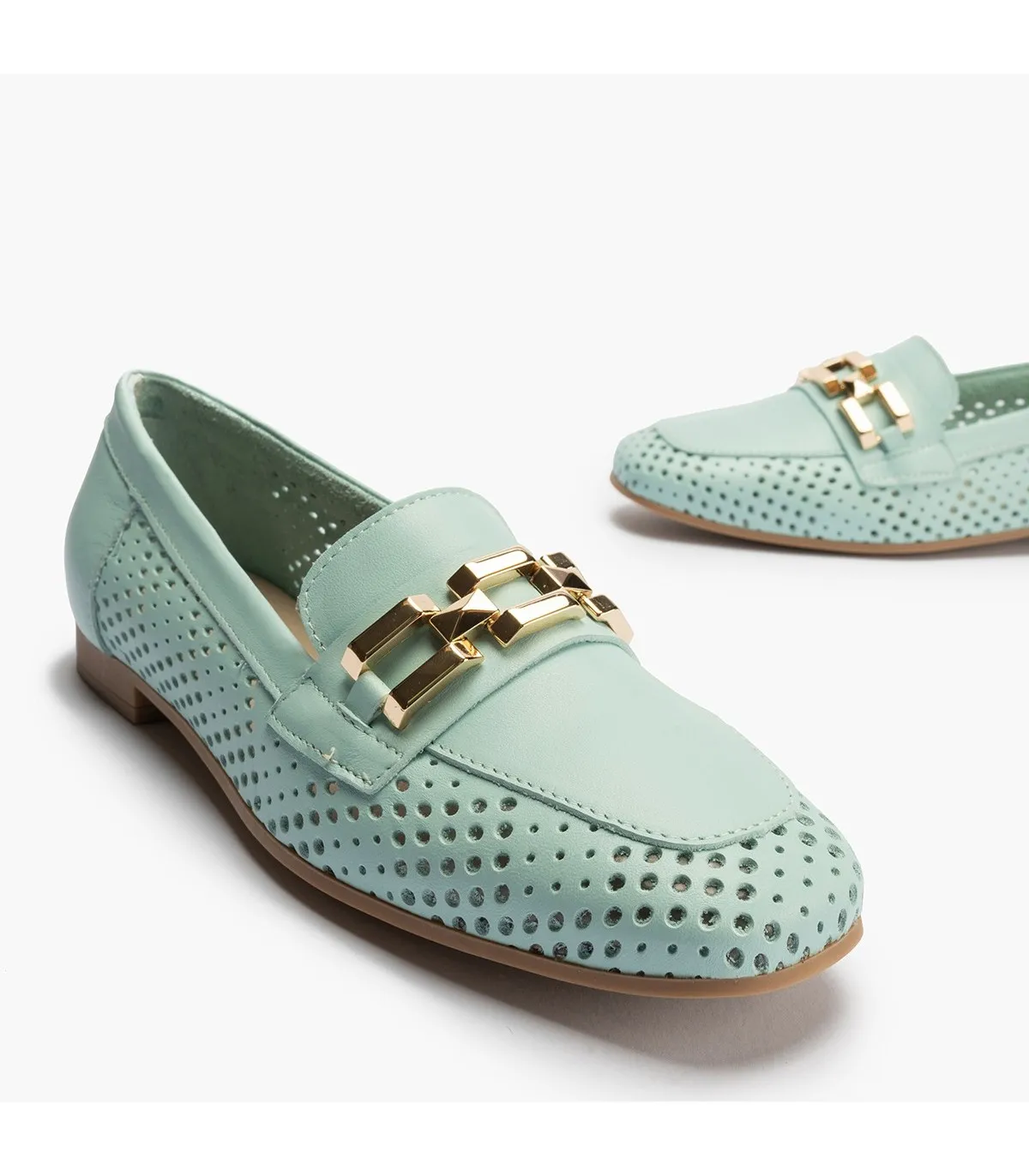Mocasines de mujer en piel picados con adorno y tacón bajo
