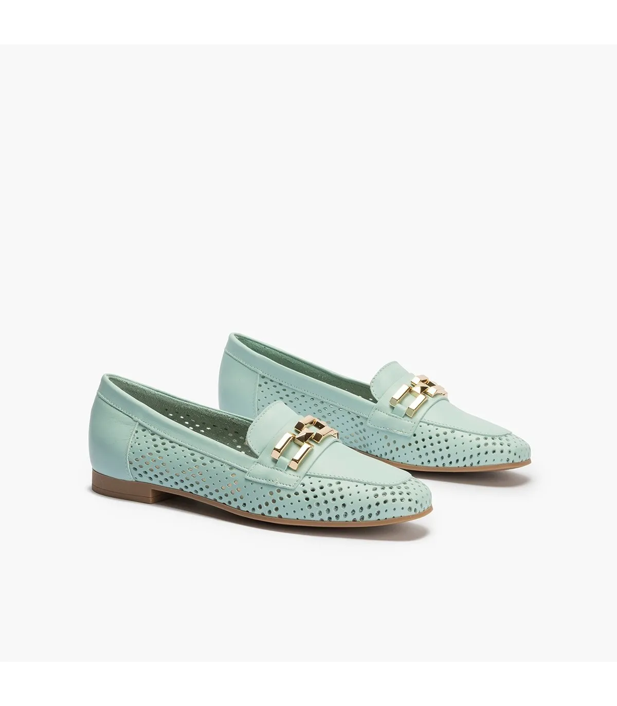 Mocasines de mujer en piel picados con adorno y tacón bajo