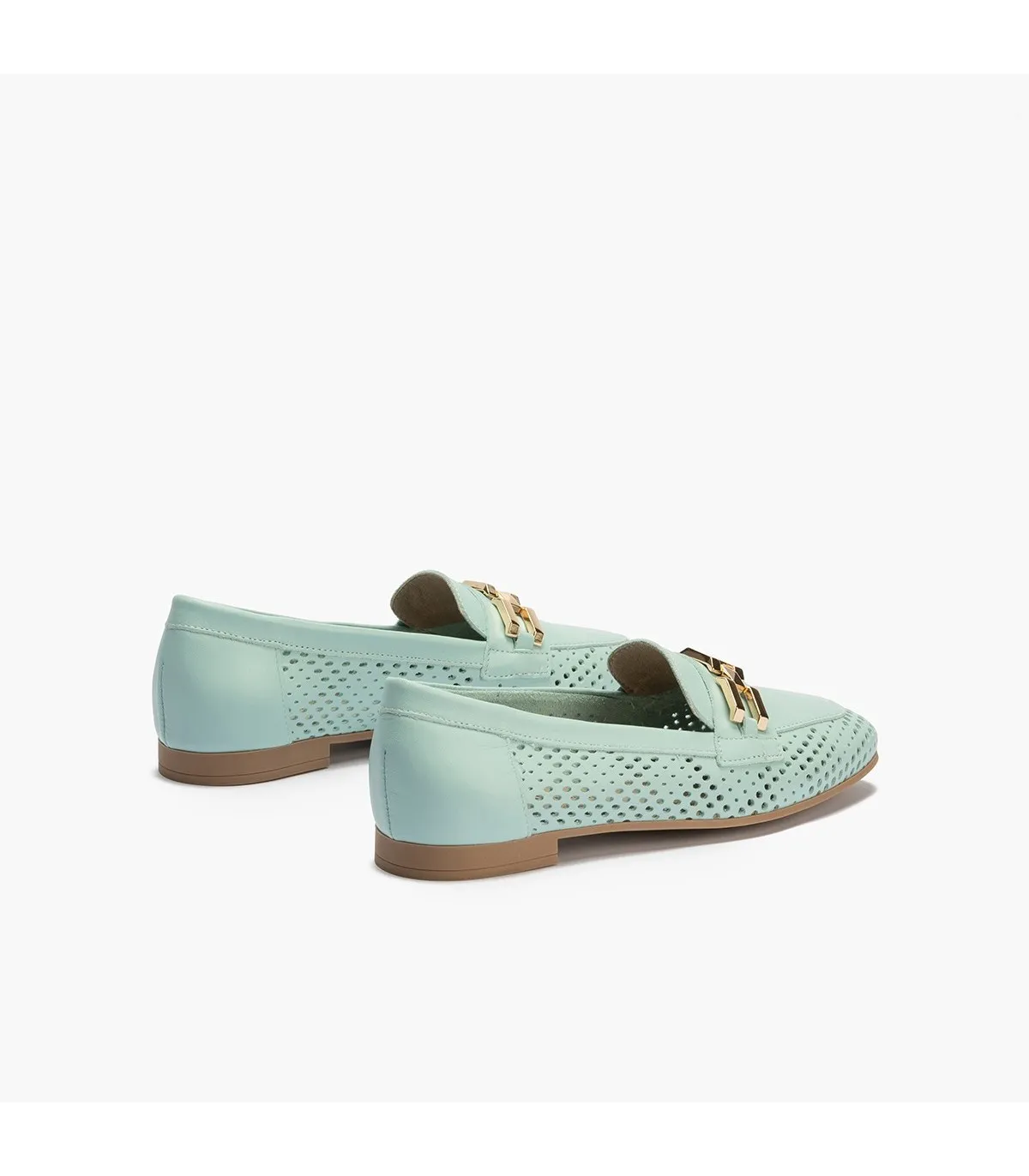 Mocasines de mujer en piel picados con adorno y tacón bajo