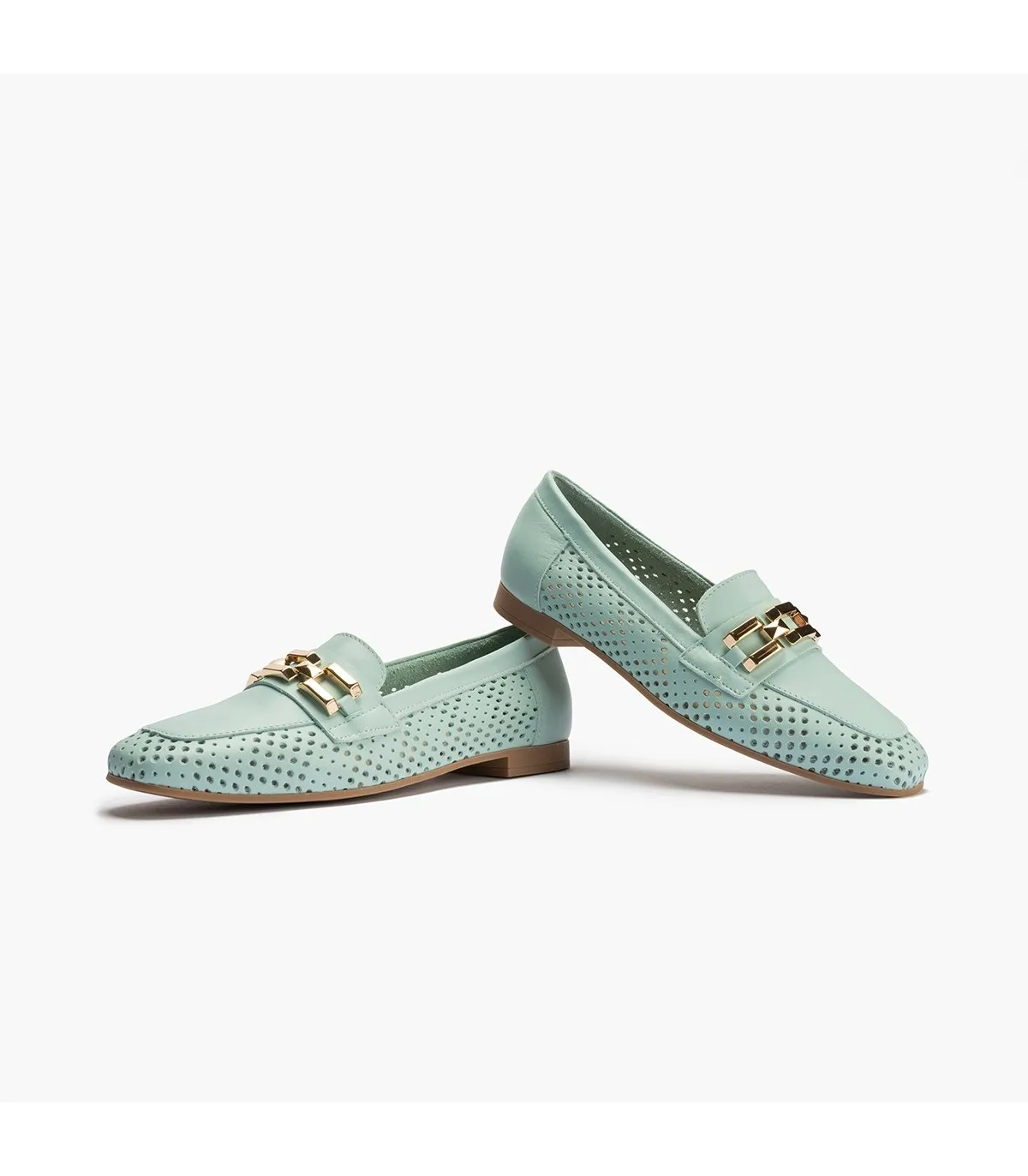Mocasines de mujer en piel picados con adorno y tacón bajo