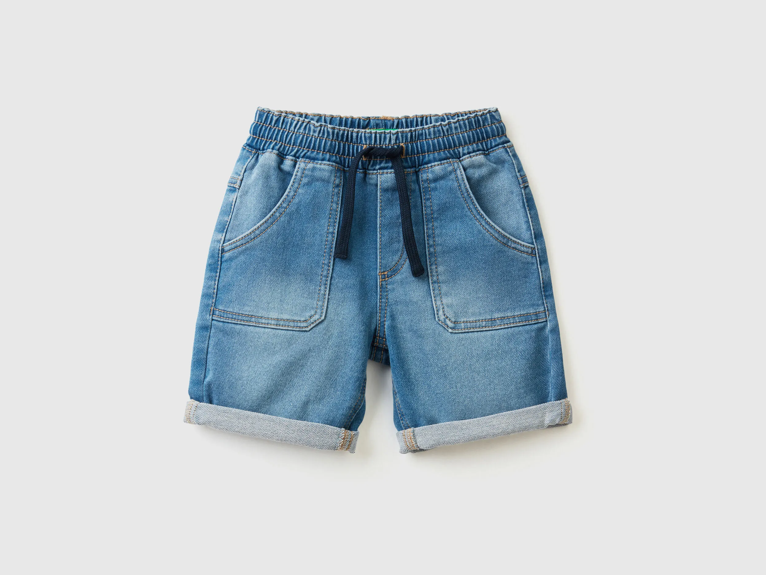 Pantalón corto en denim elástico