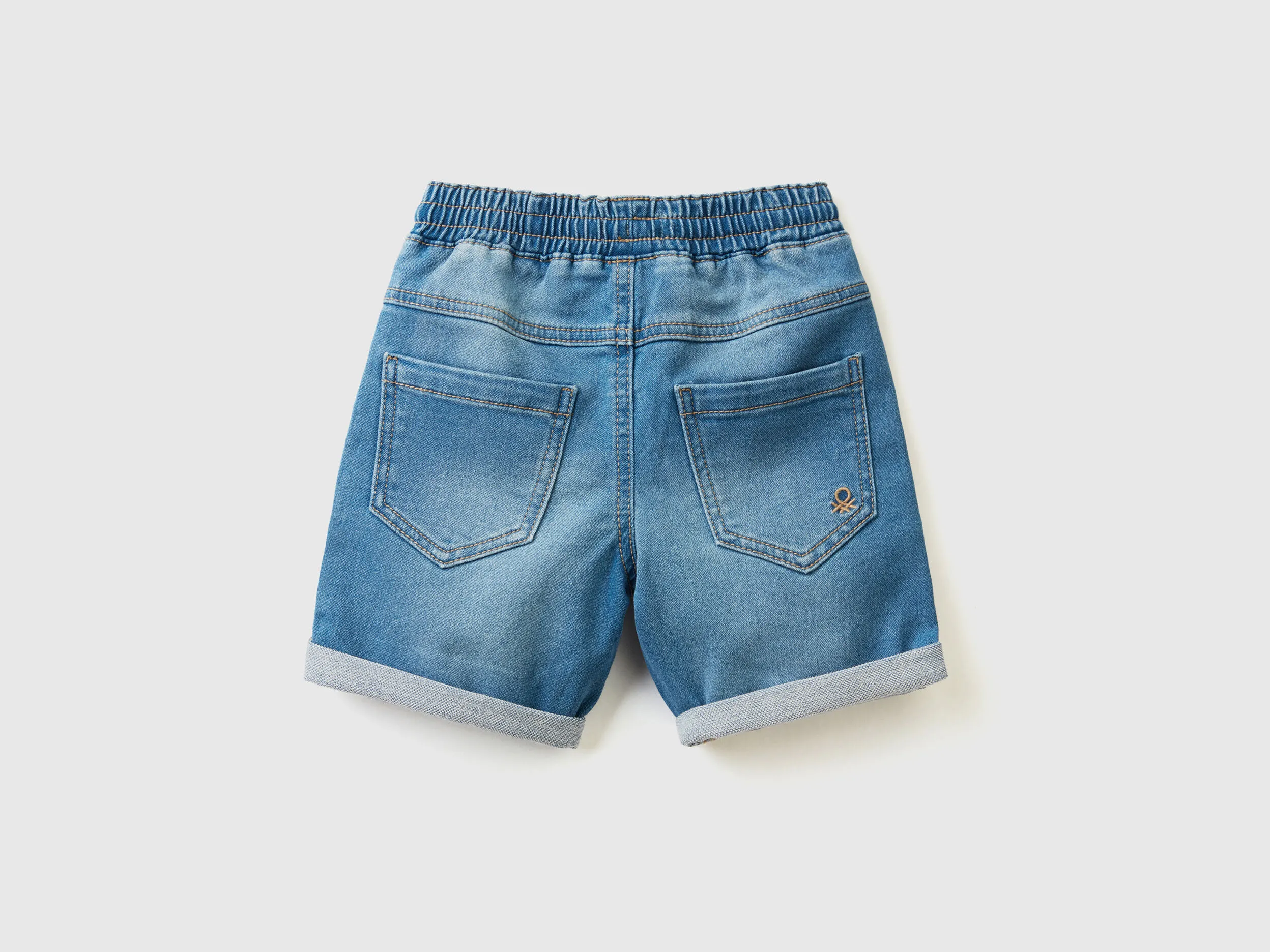 Pantalón corto en denim elástico