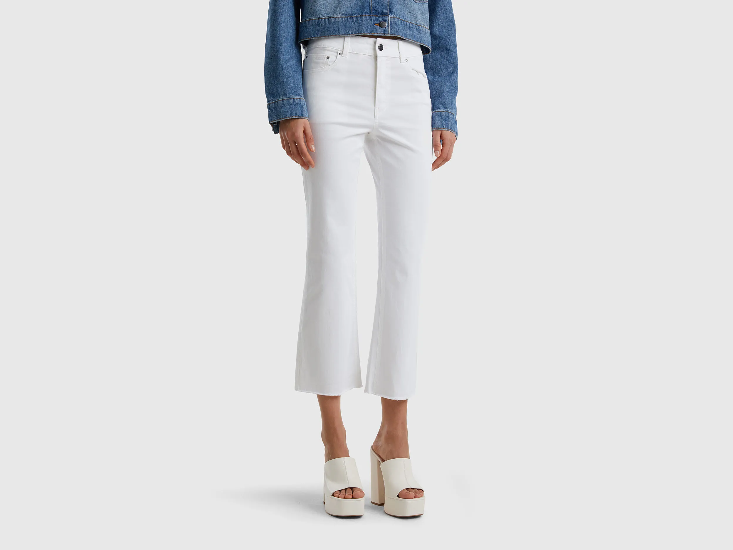 Pantalón cropped con cinco bolsillos