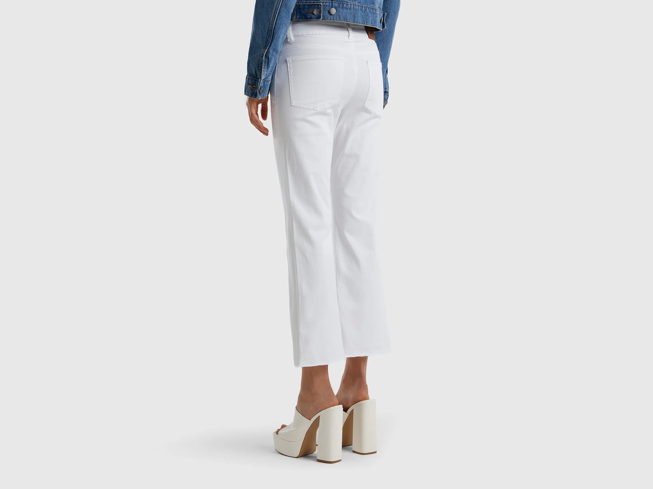 Pantalón cropped con cinco bolsillos