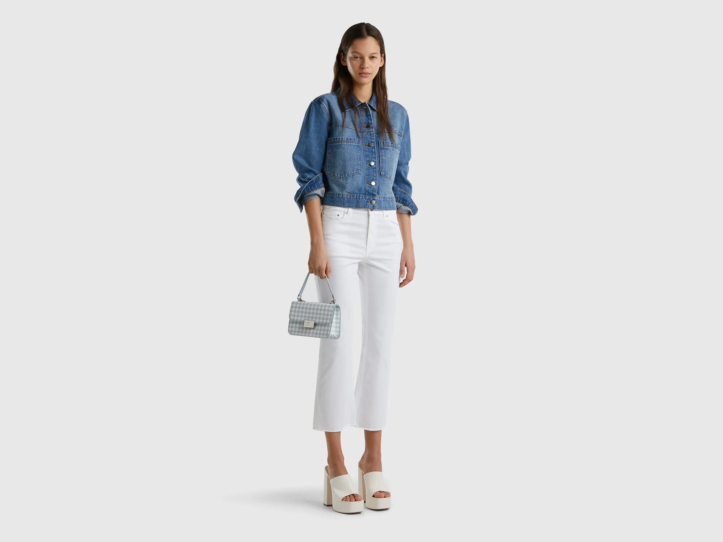 Pantalón cropped con cinco bolsillos