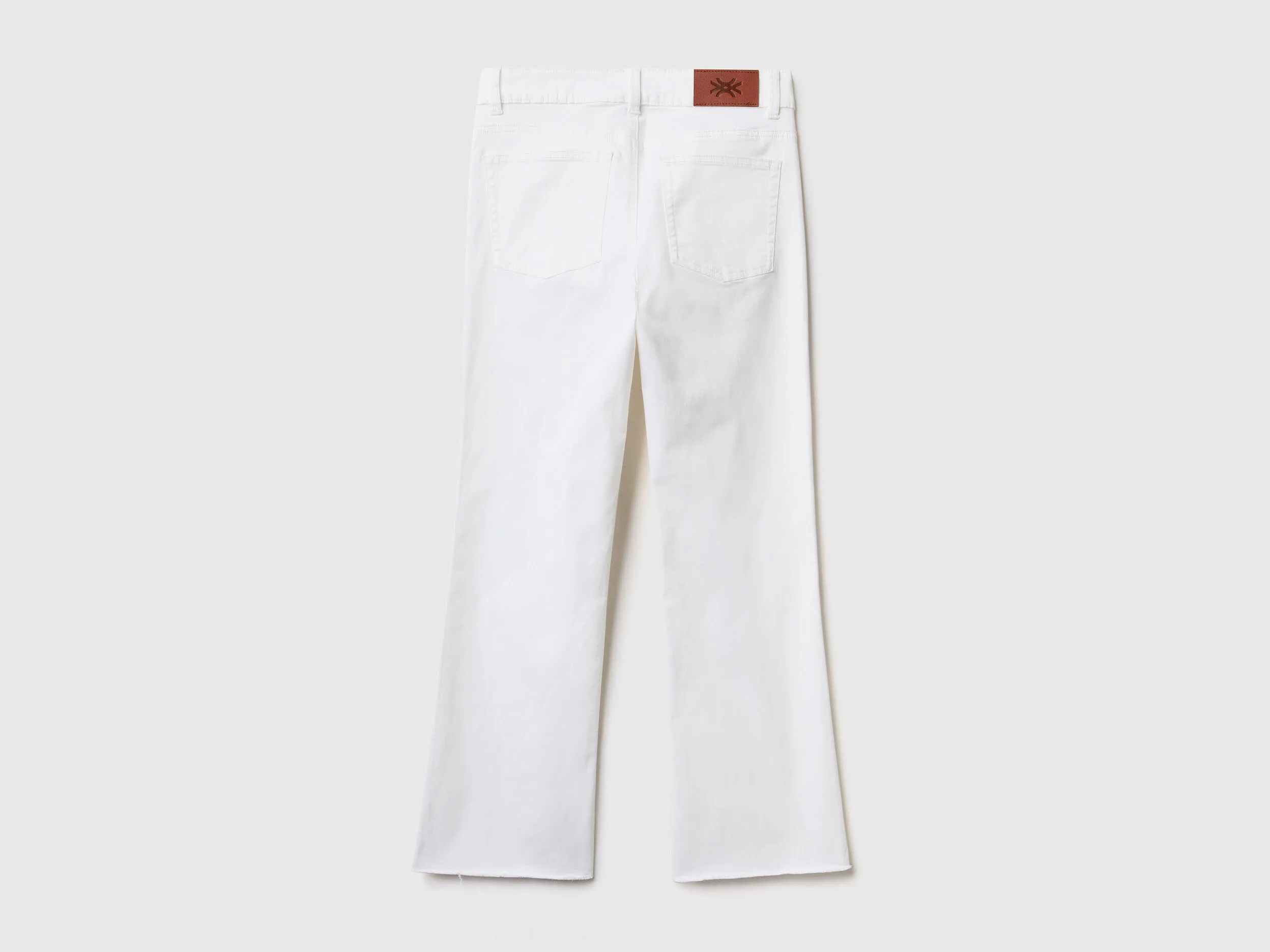 Pantalón cropped con cinco bolsillos