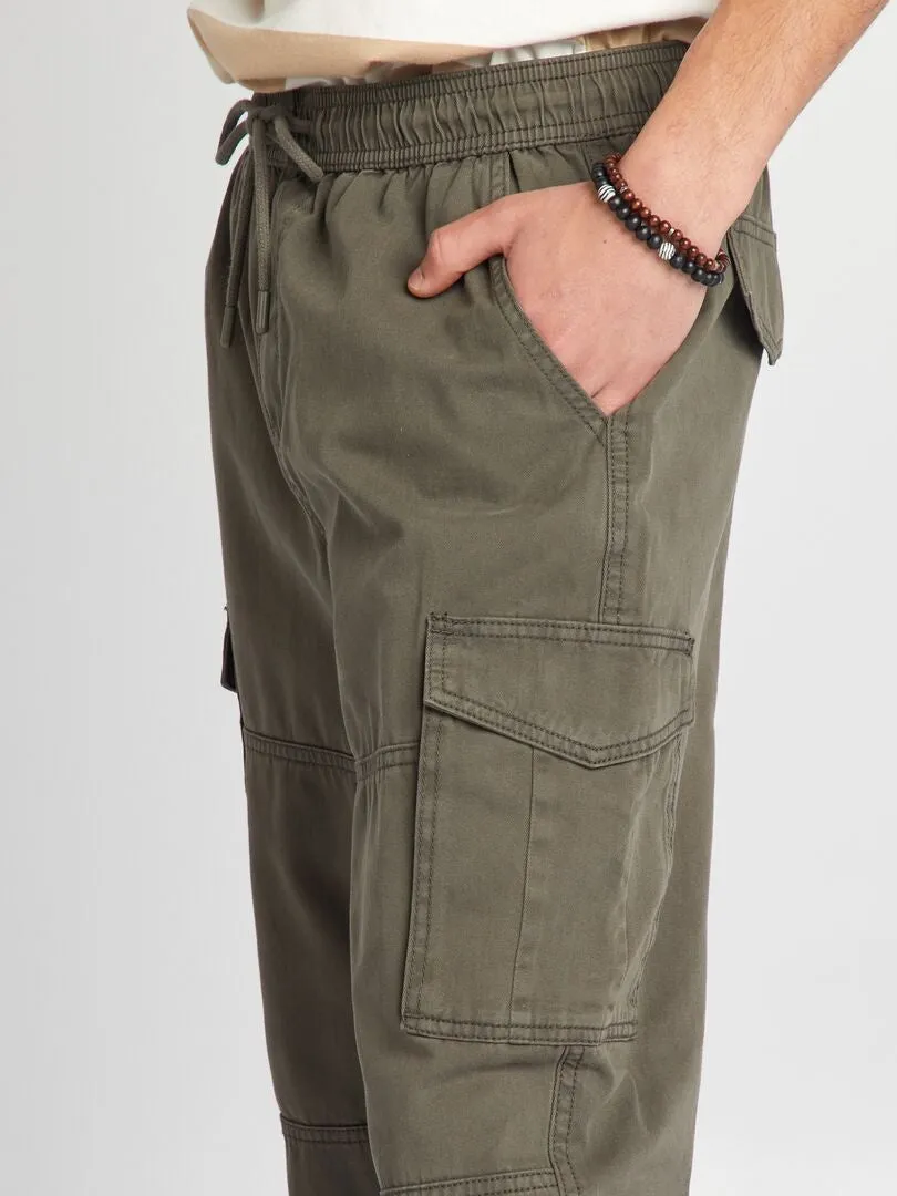 PANTALóN CON BOLSILLOS EN LOS LATERALES  KAKI
