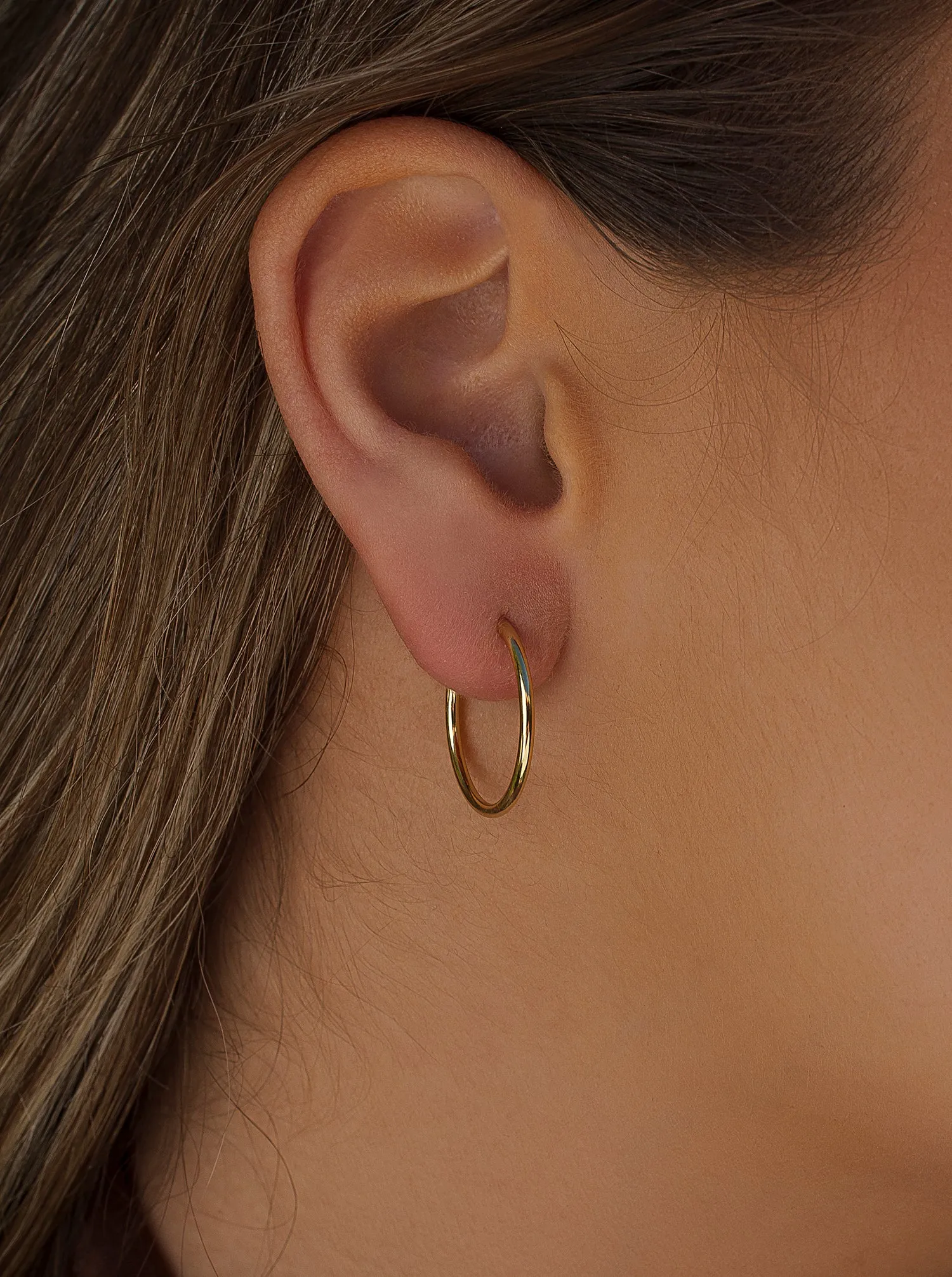Pendientes aro de plata pequeos diseo fino y elegante dorado